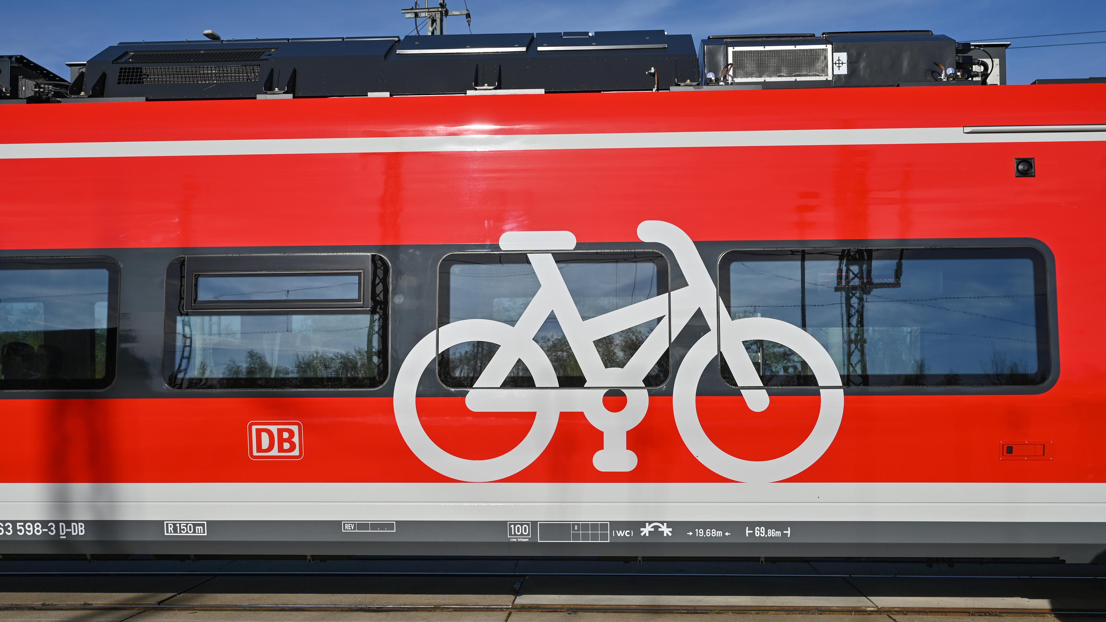 Brandenburg, Cottbus: Ein Symbol in Form eines Fahrrades auf einem Zug der Deutschen Bahn signalisiert, dass Fahrräder mitgenommen werden können.