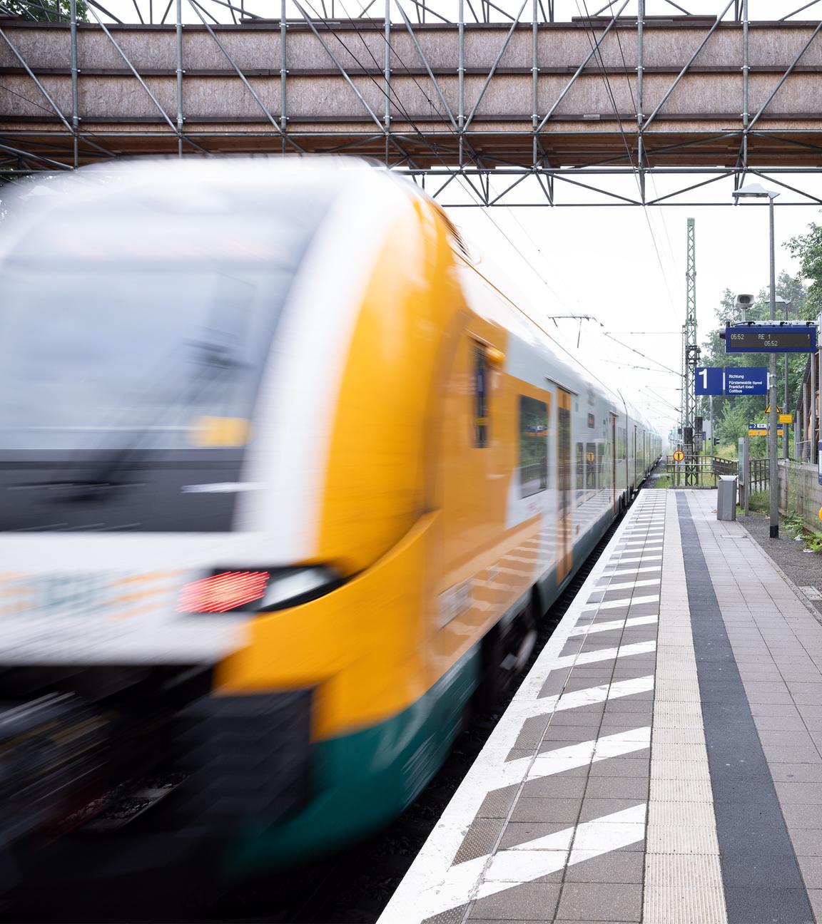 Regionalzug am Bahnsteig