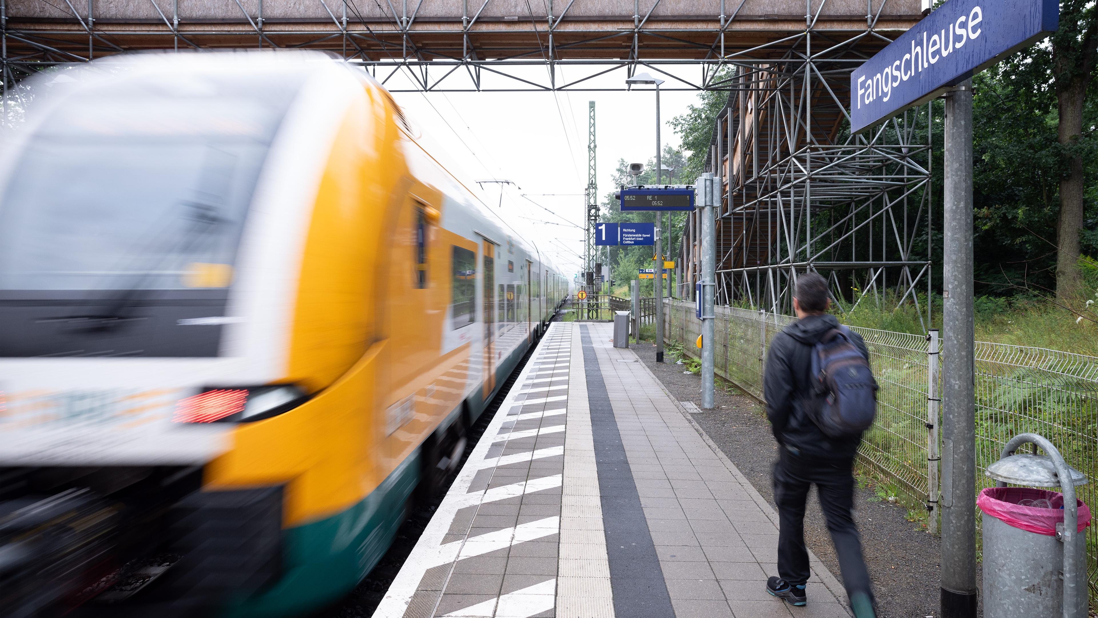 Regionalzug am Bahnsteig