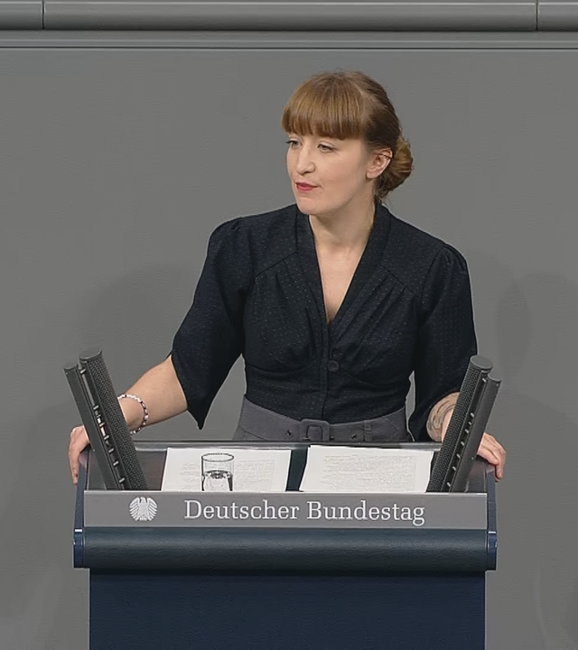 Linken-Politikerin Heidi Reichinnek am Rednerpult im Bundestag