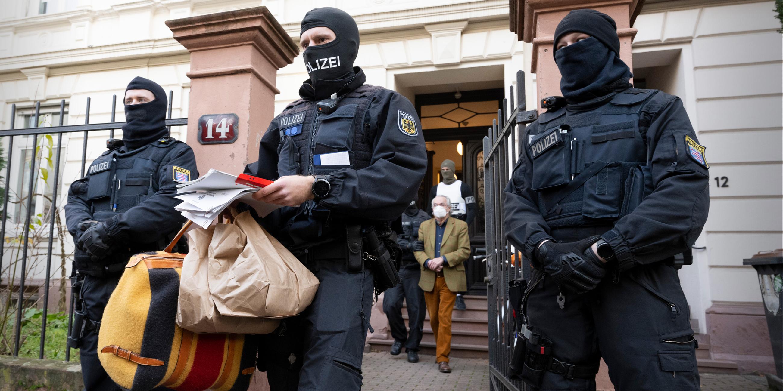 In Acht Bundesländern: Razzia Gegen "Reichsbürger" - ZDFheute