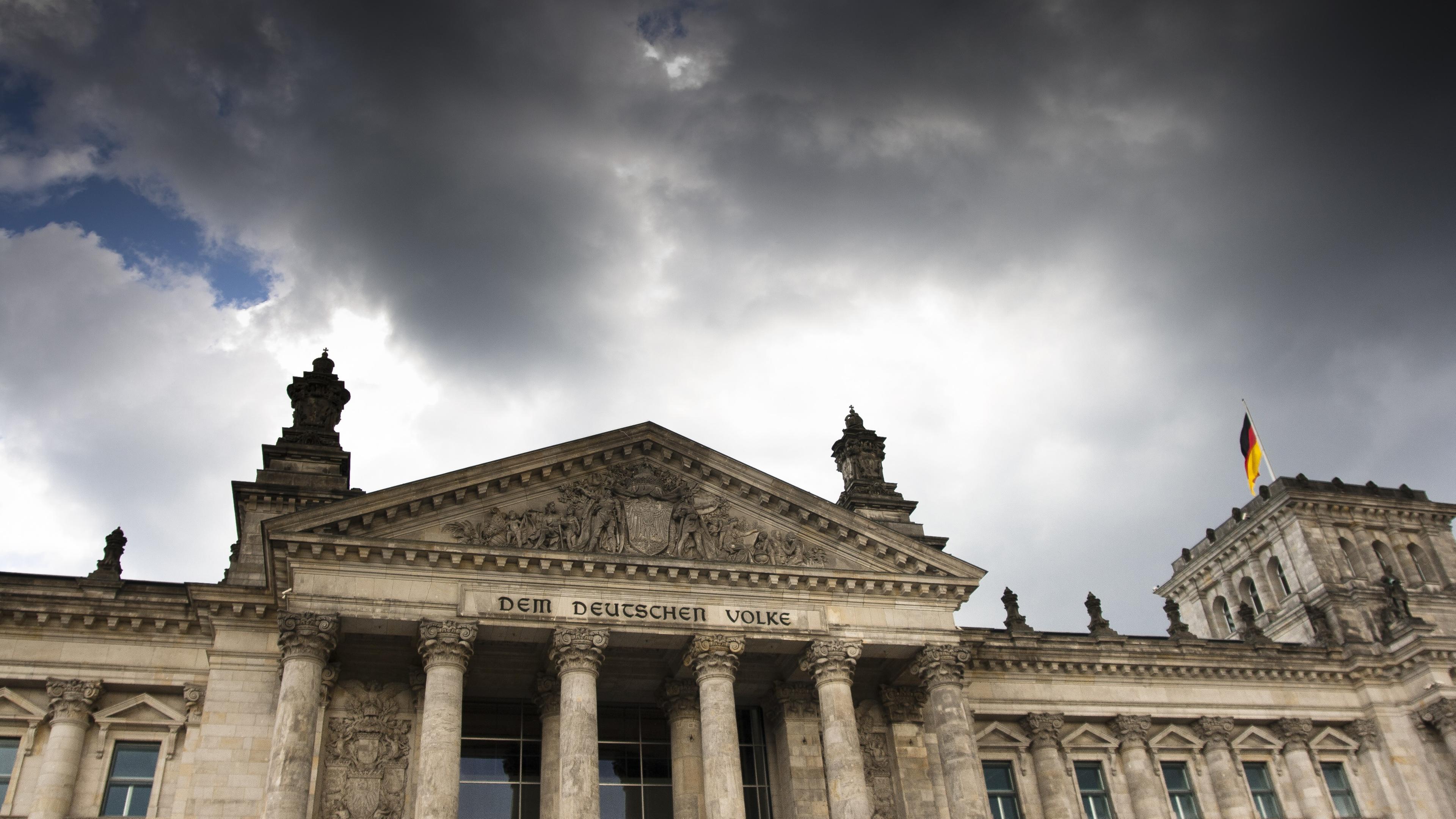 Dunkle Wolken über dem Reichstagsgebäude