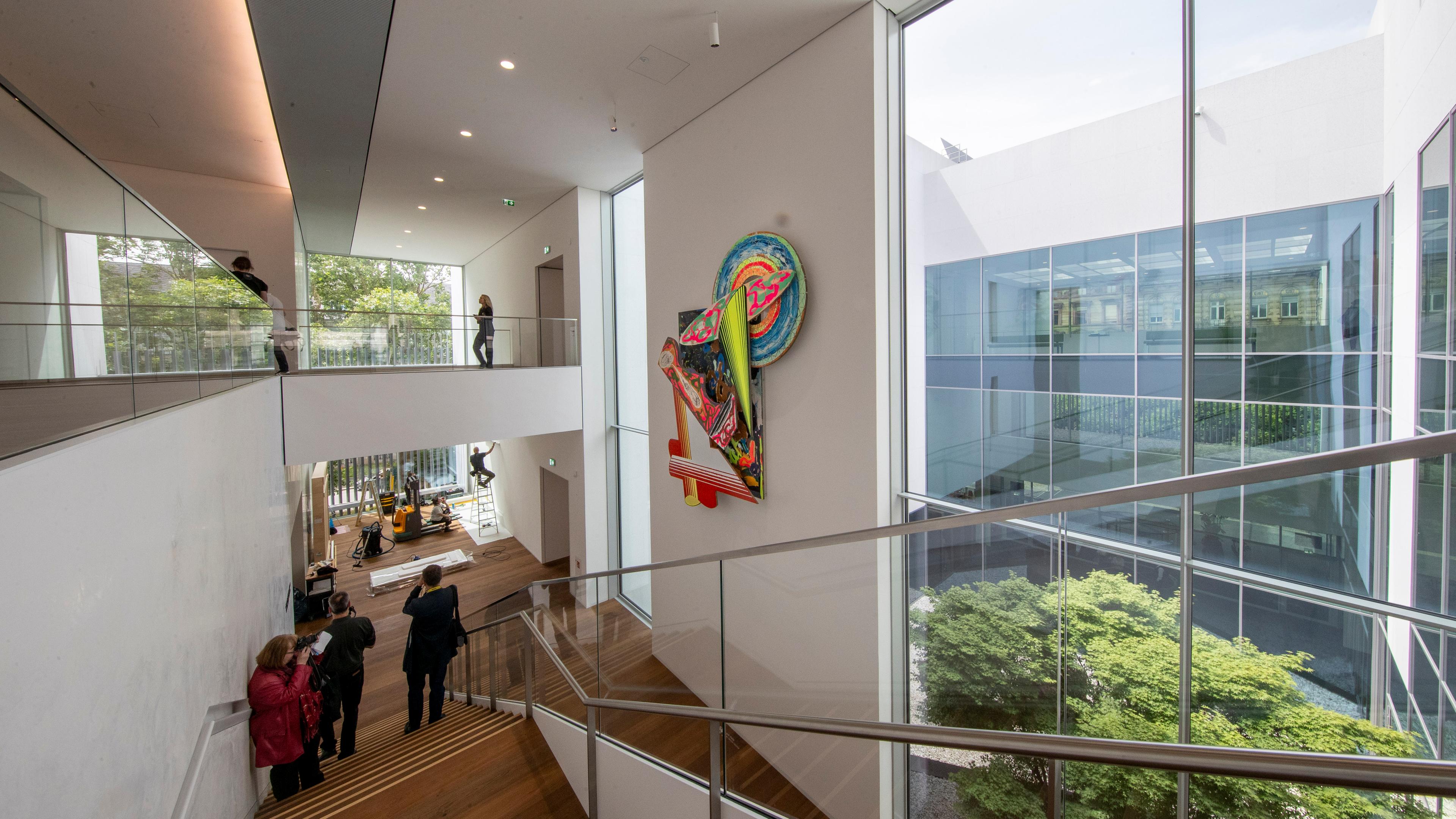 Ein Werk des Künstlers Frank Stella hängt im Treppenhaus des neu eröffneten Museums Reinhard Ernst.