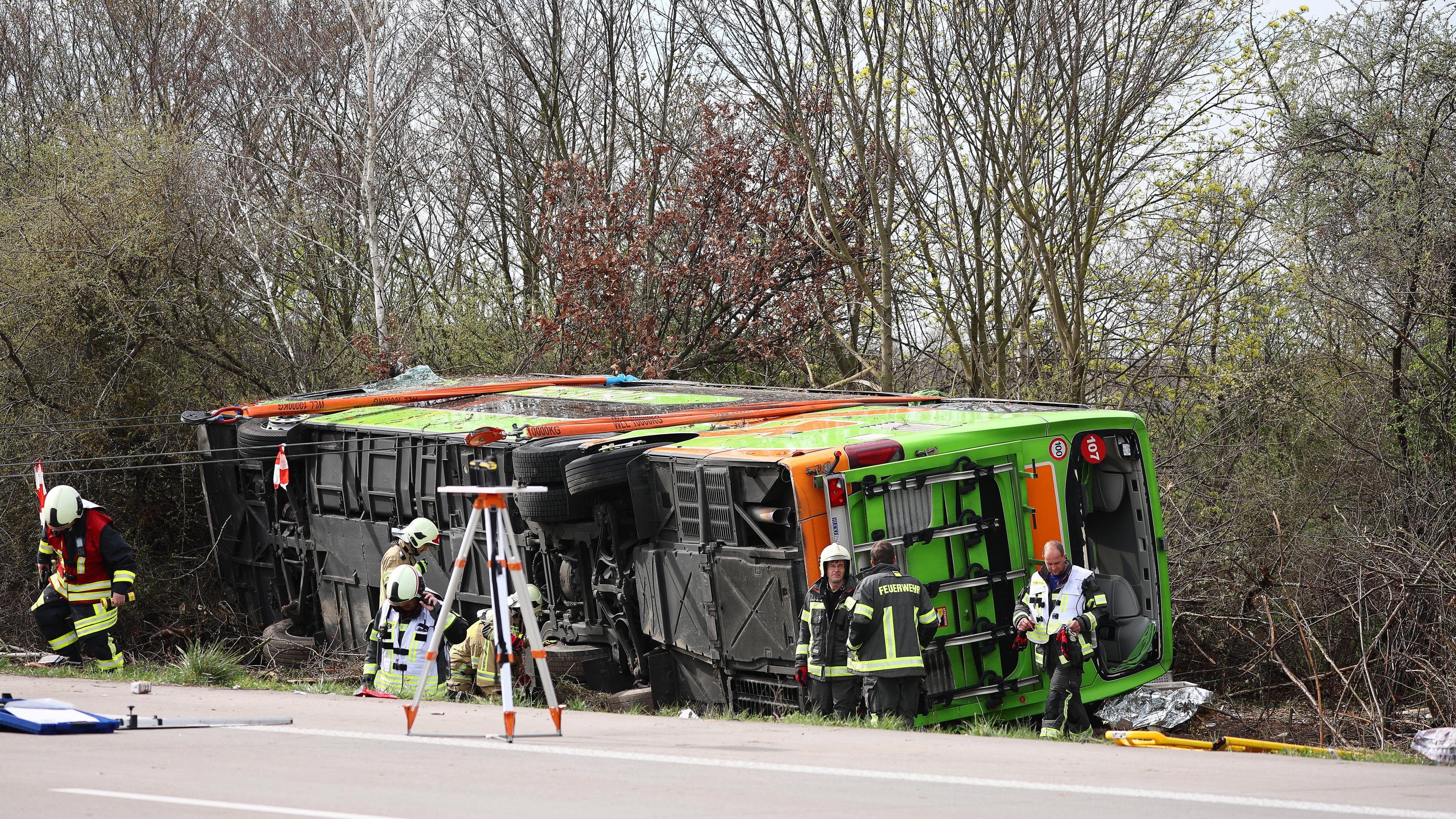 Sachsen, Schkeuditz: Ein Reisebus liegt zur Seite gekippt an der Unfallstelle auf der A9. 