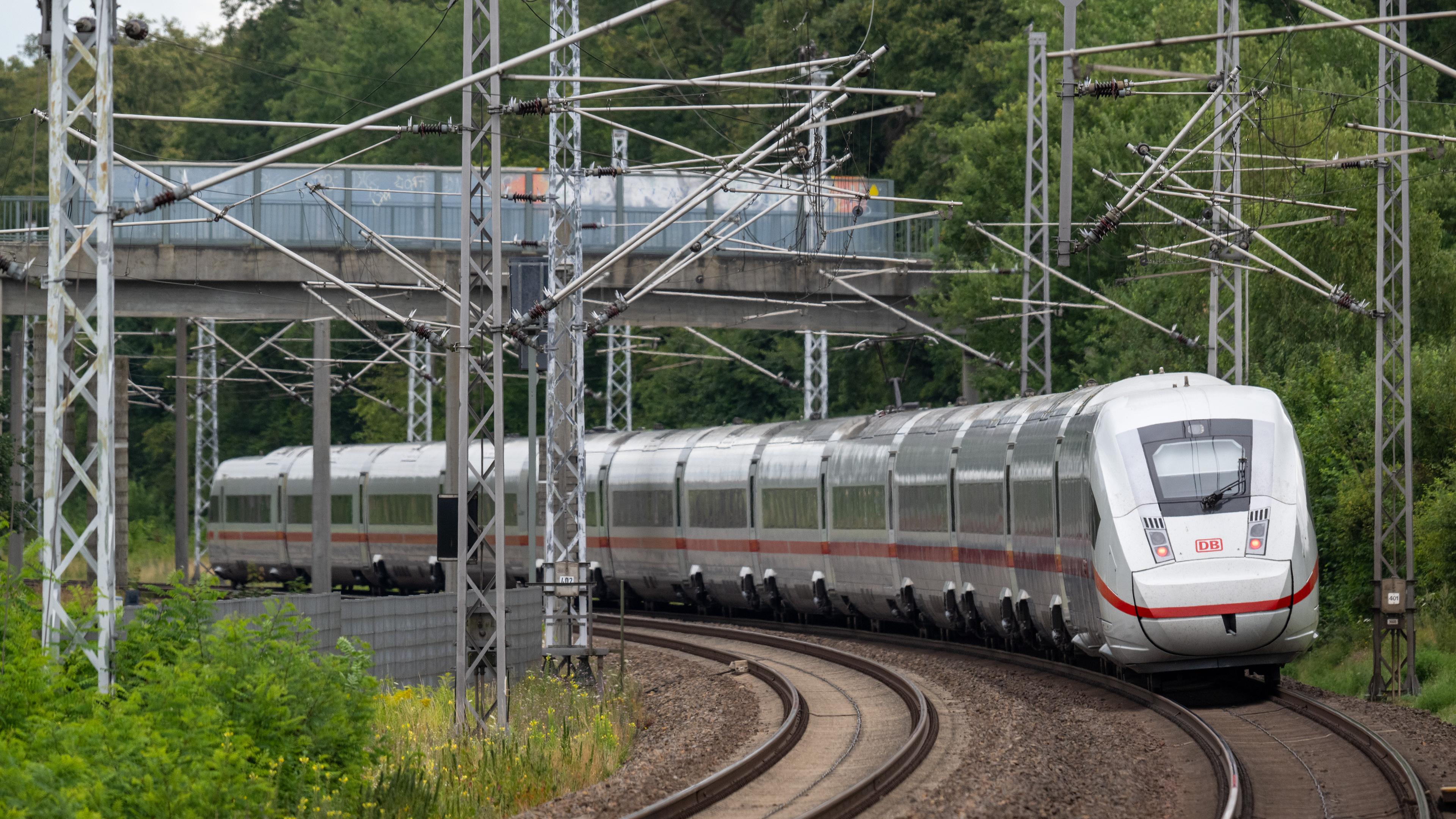 Ein Intercity Express ICE 4 fährt auf der Schnellfahrstrecke Hamburg - Berlin in Richtung Berlin. 