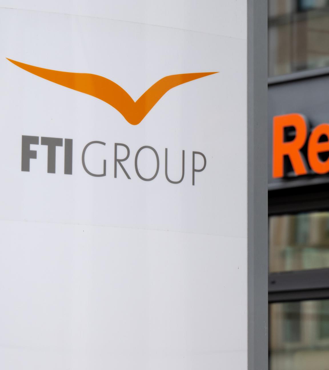 Bayern, München: Das Logo des Reiseveranstalter FTI (FTI Group) steht an der Firmenzentrale vor einem Reisebüro.