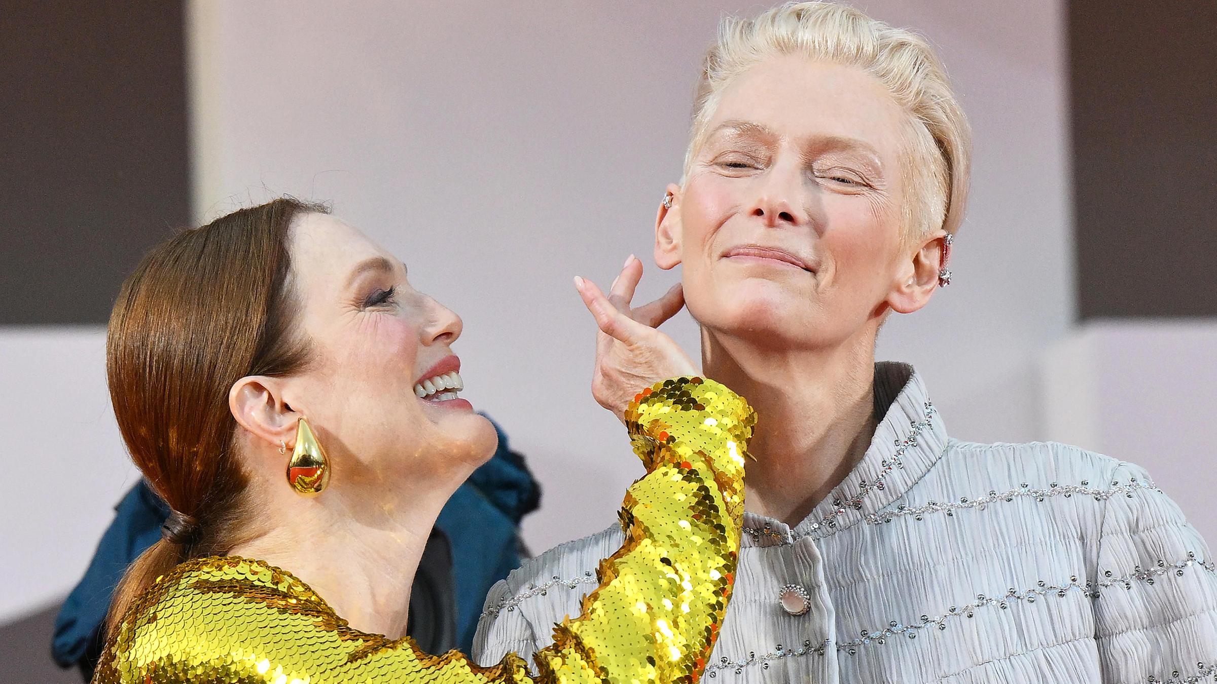 Die Filmstars Tilda Swinton und Julianne Moore bei der Premiere von "The Room Next Door" in Venedig.