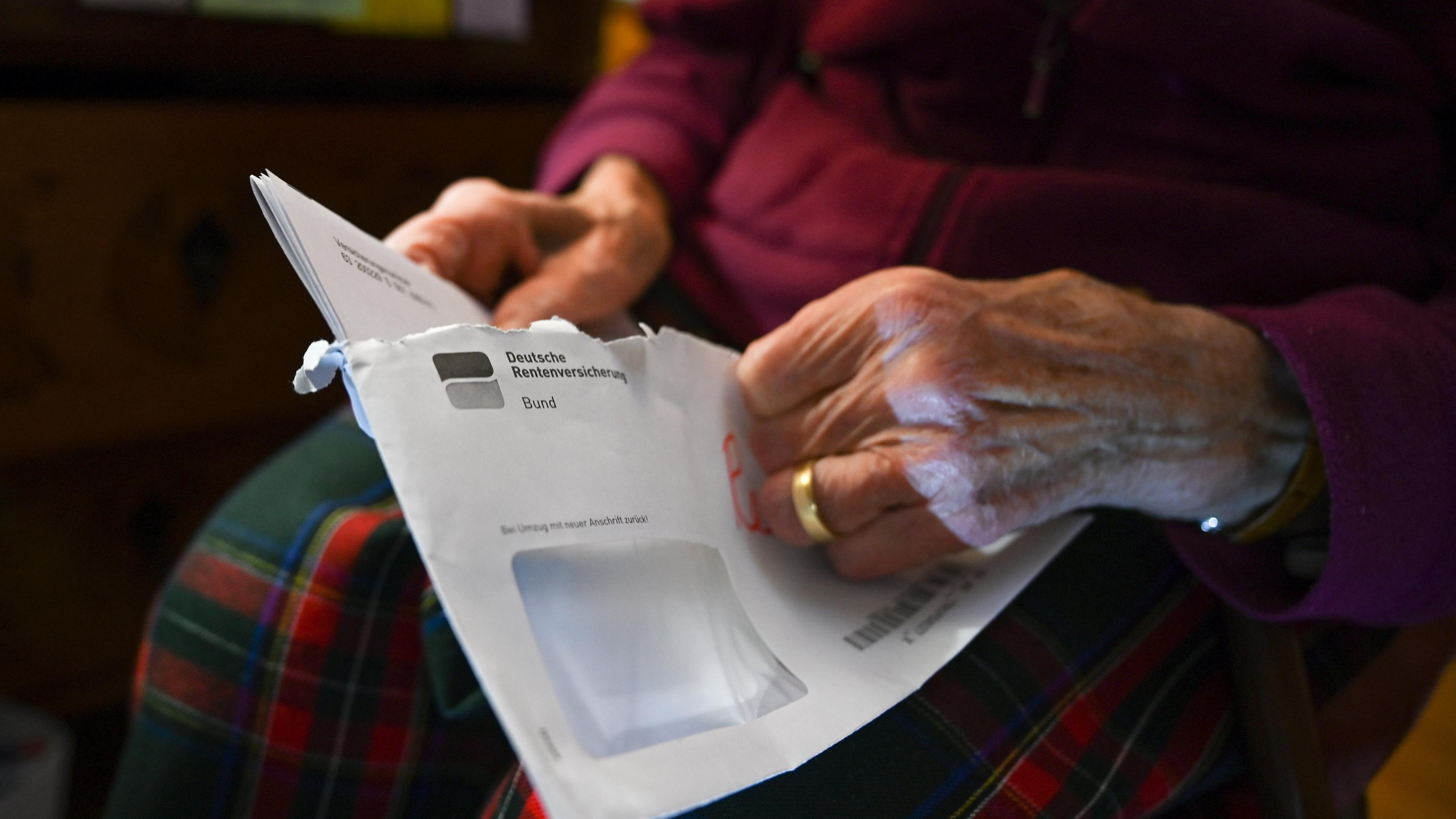 Seniorin hält ihren Rentenbescheid in der Hand