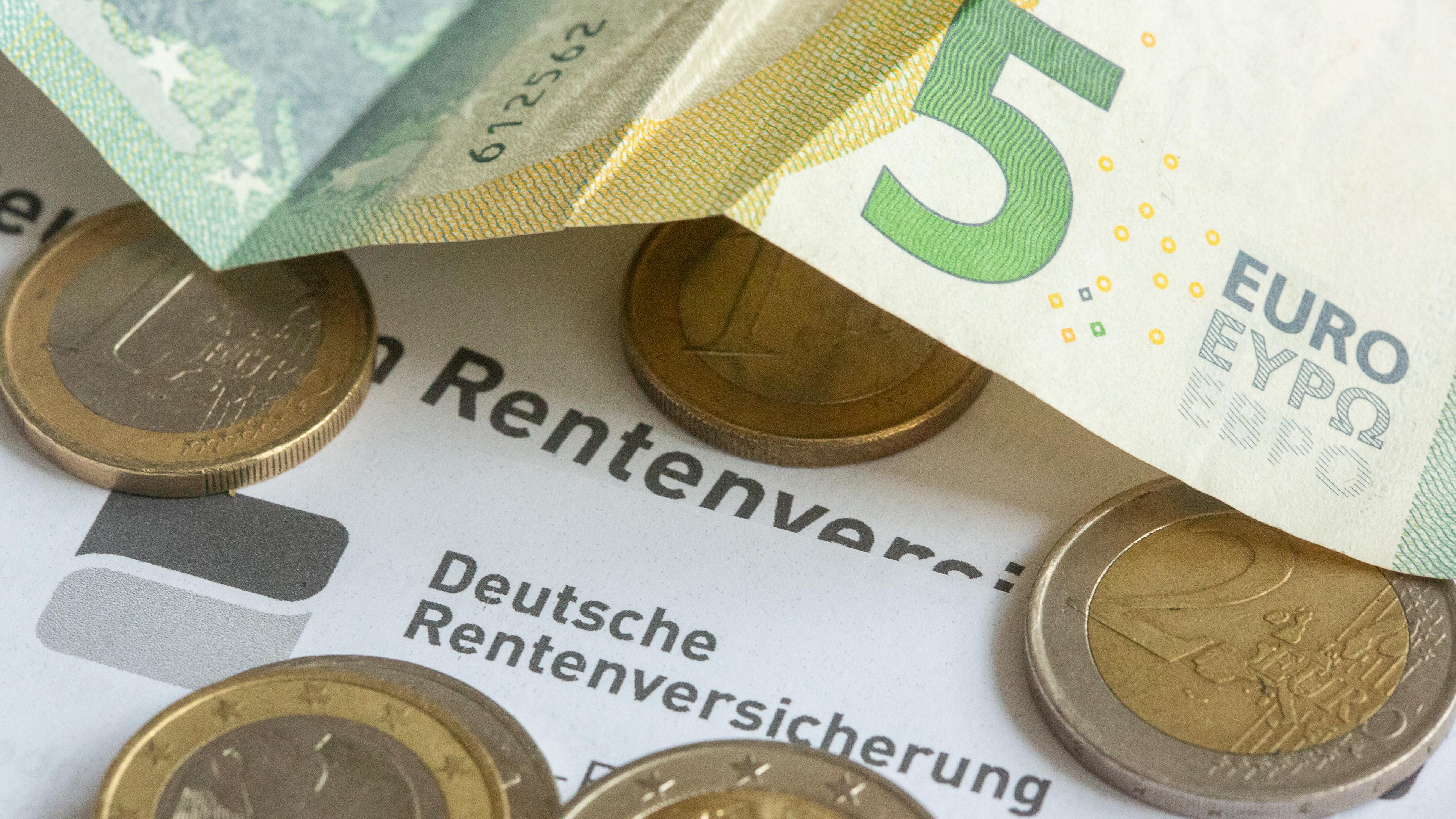 Berlin: Münzen und eine Banknote liegen auf einer Renteninformation der Deutschen Rentenversicherung.