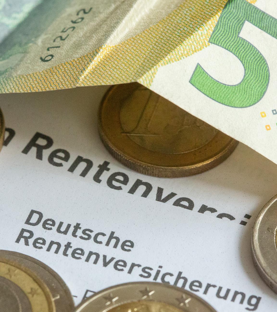 Geld liegt auf einem Rentenbescheid