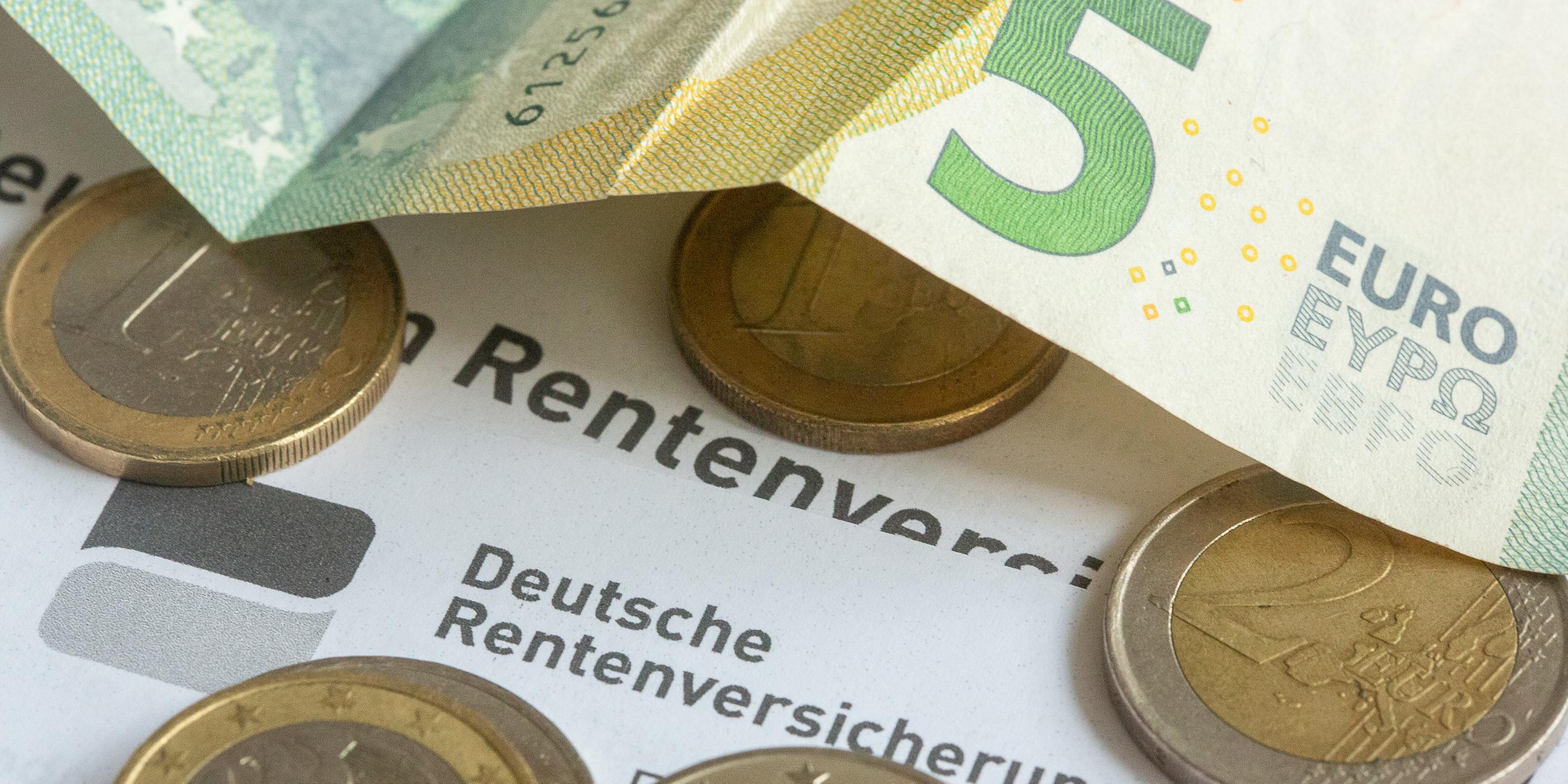 Geld liegt auf einem Rentenbescheid