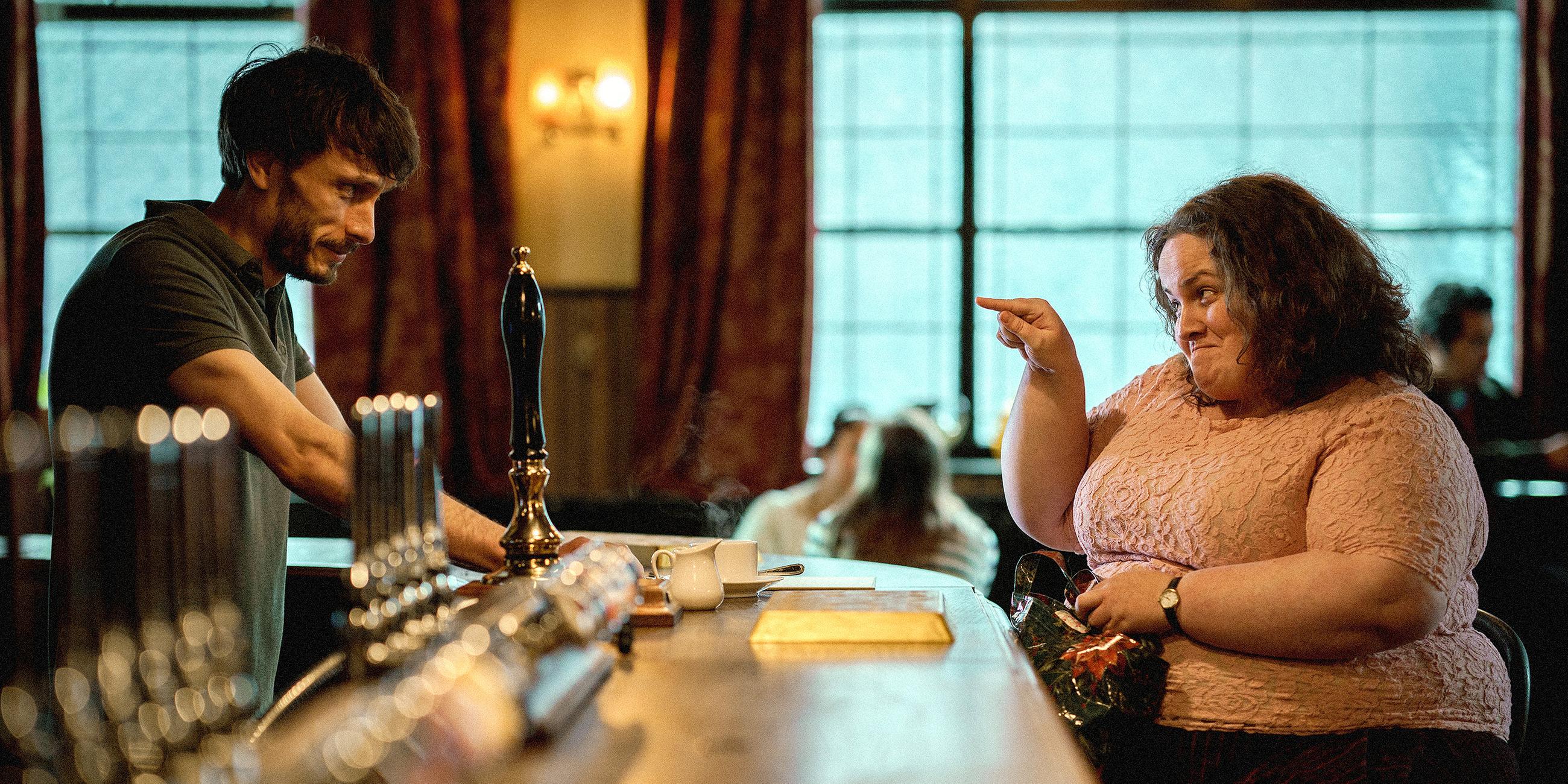 Richard Gadd als Donny und Jessica Gunning als Martha in einem Pub in einer Szene aus «Rentierbaby»