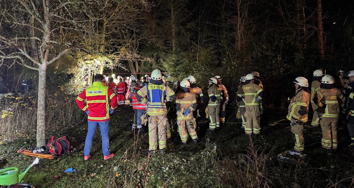 Rheinland-Pfalz, Mendig: Einsatzkräfte bei einem Rettungseinsatz, nachdem drei junge Menschen in einen mehrere Meter Tiefen Schacht gestürzt waren.