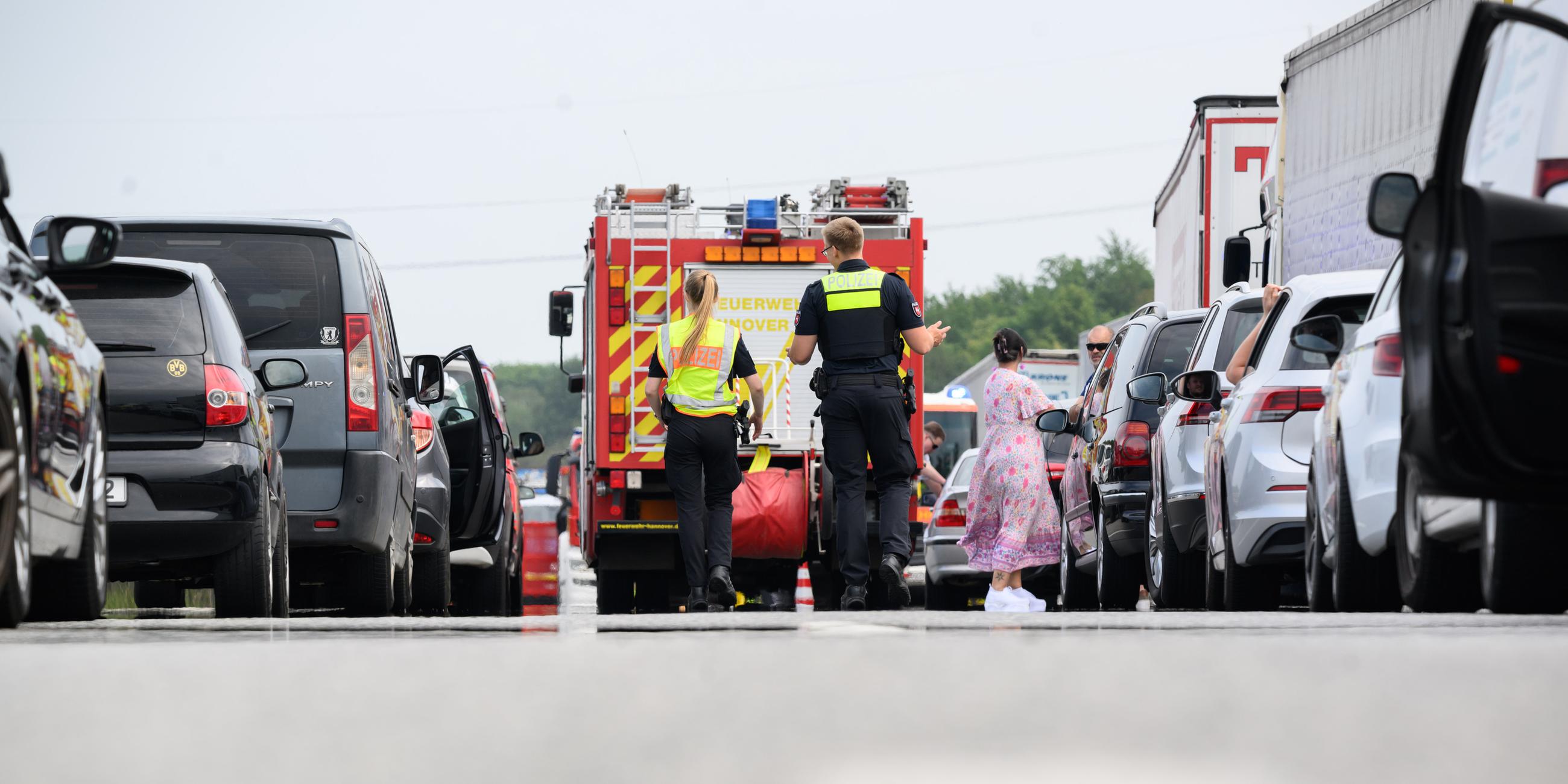 Unfall Auf A2: 40 Autofahrer Wenden Und Nutzen Rettungsgasse - ZDFheute