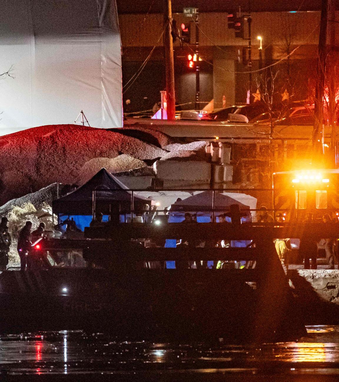 Notfalleinsatzkräfte führen am 30. Januar 2025 in Arlington, Virginia, Such- und Rettungsaktionen im Potomac River in der Nähe des Ronald Reagan Washington Airport durch. 