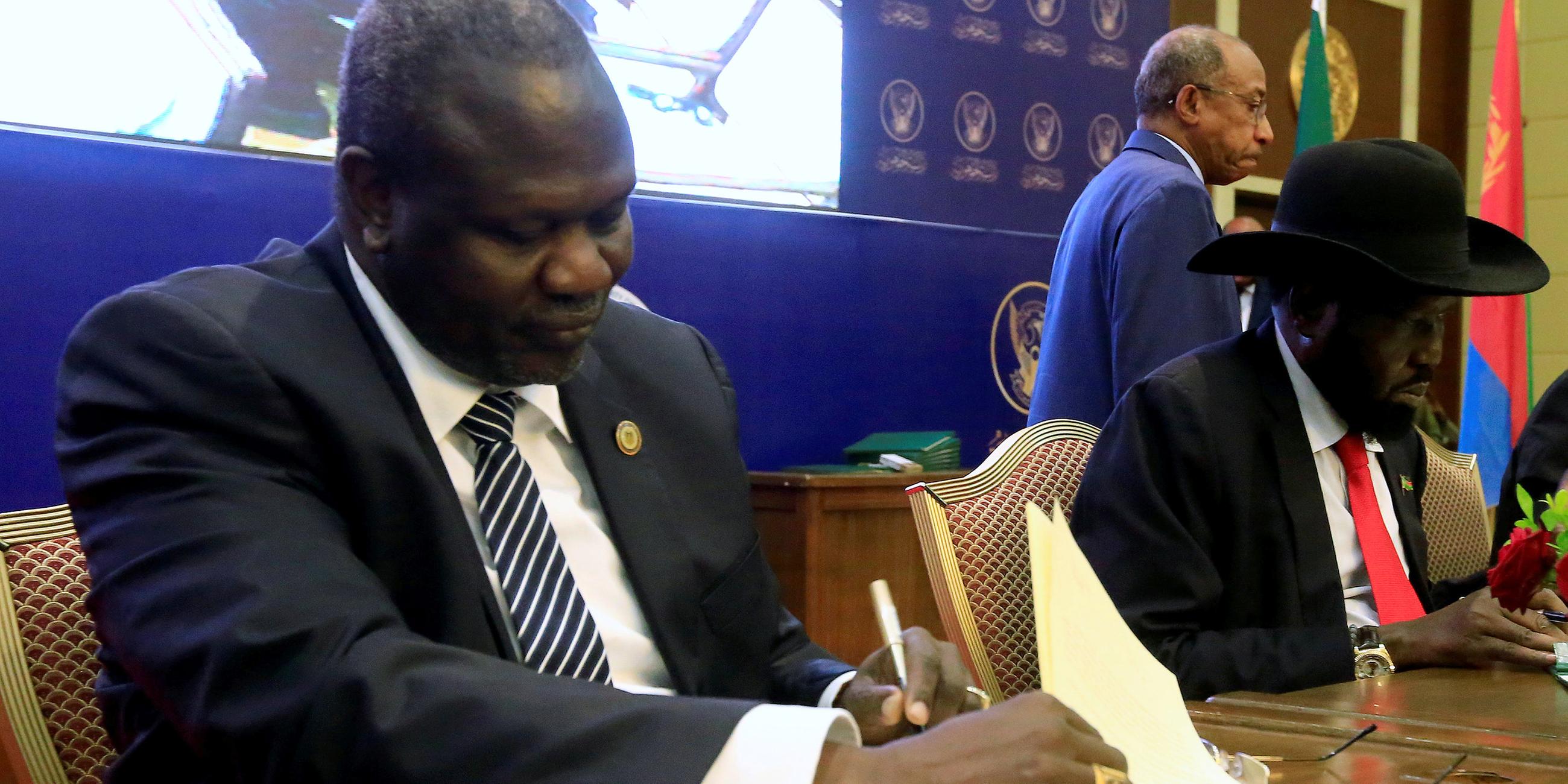 Riek Machar und  Südsudans Präsident Salva Kiir am 05.08.2018 in Kahrtum (Sudan)