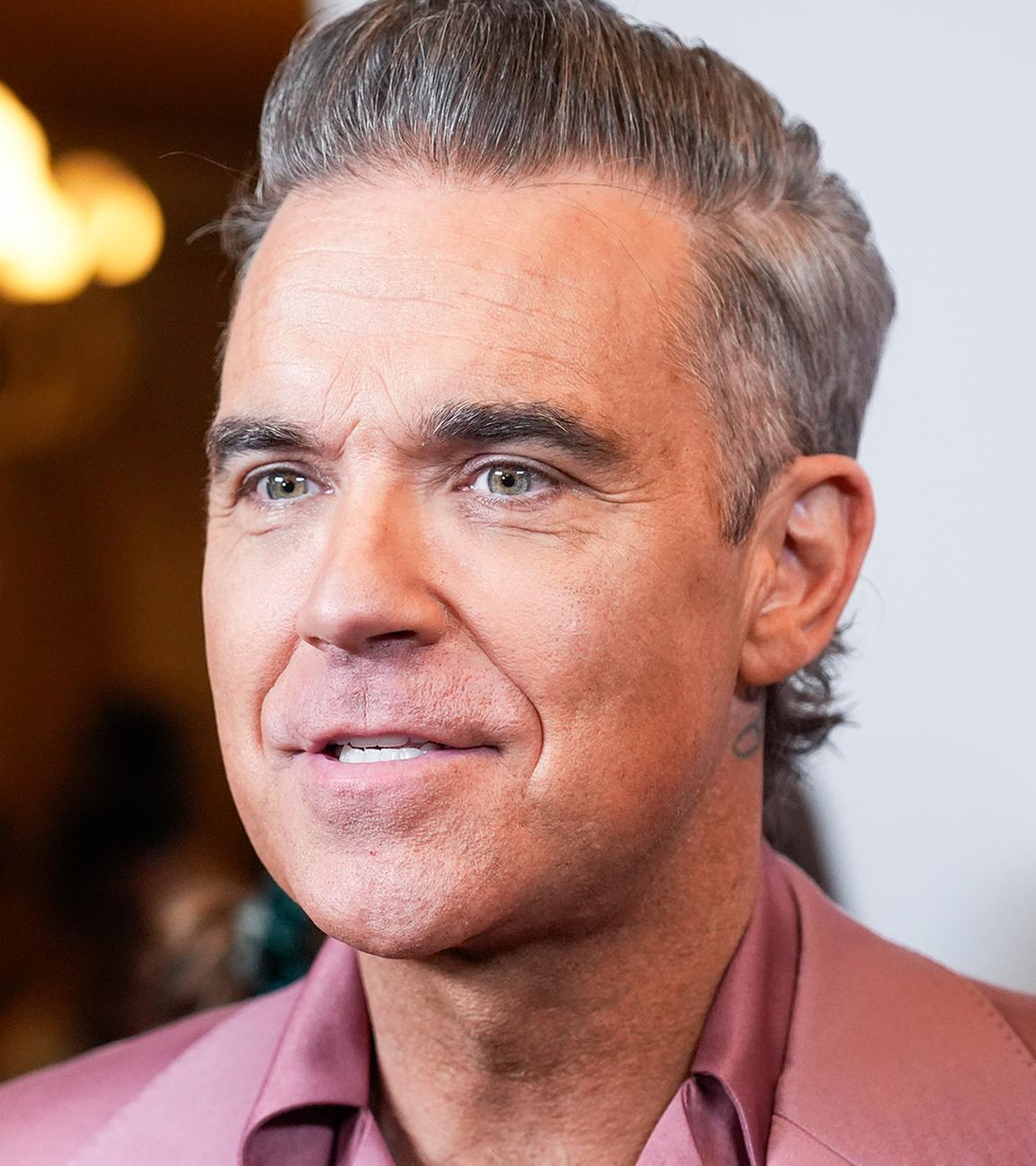 Er hatte die Schule für seine Weltkarriere geschmissen – nun will Robbie Williams den Abschluss nachholen: "Mein Leben lang hab ich mich deswegen dumm gefühlt", sagt er der "Sun". (23.12.2024)