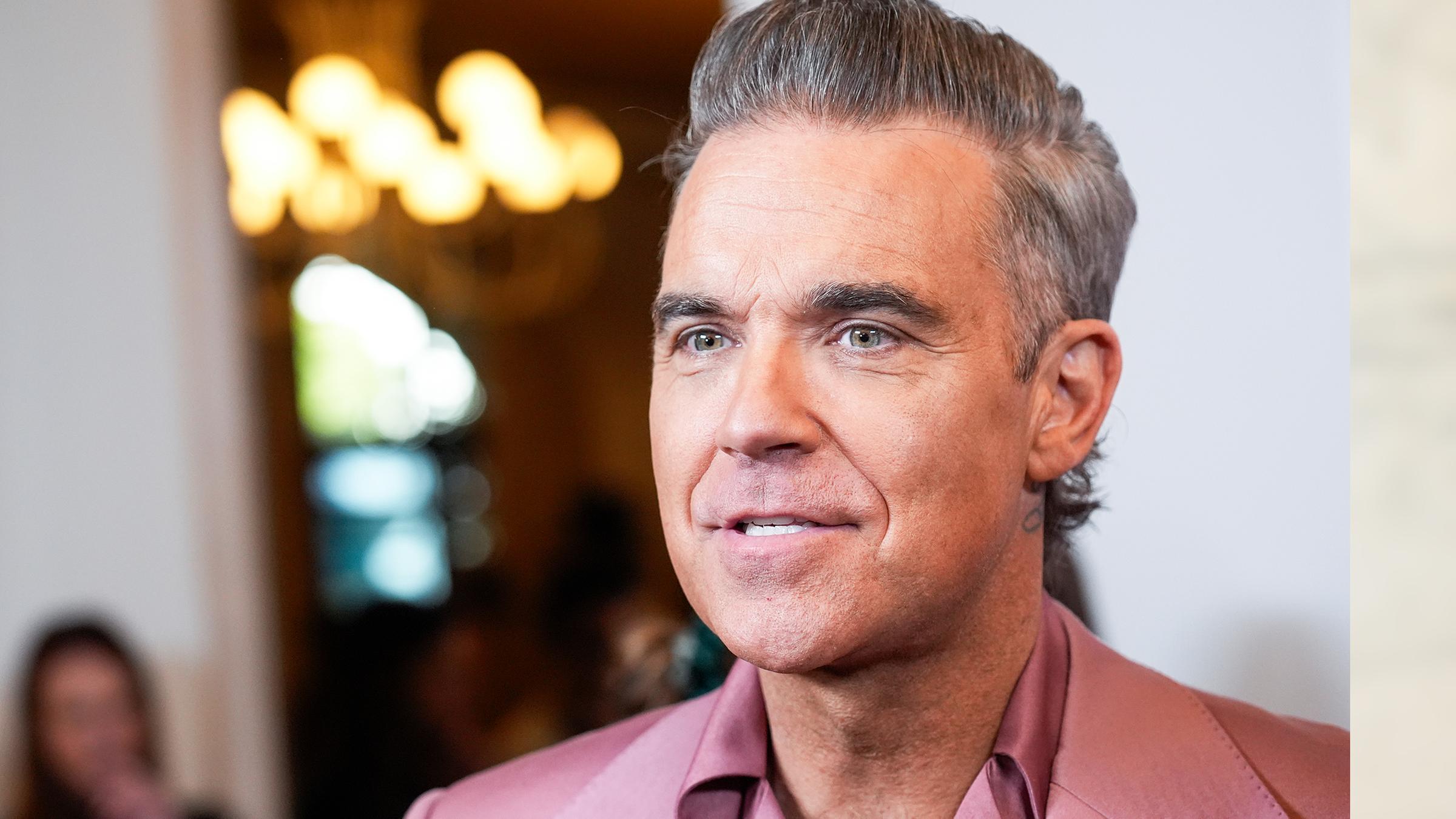 Er hatte die Schule für seine Weltkarriere geschmissen – nun will Robbie Williams den Abschluss nachholen: "Mein Leben lang hab ich mich deswegen dumm gefühlt", sagt er der "Sun". (23.12.2024)