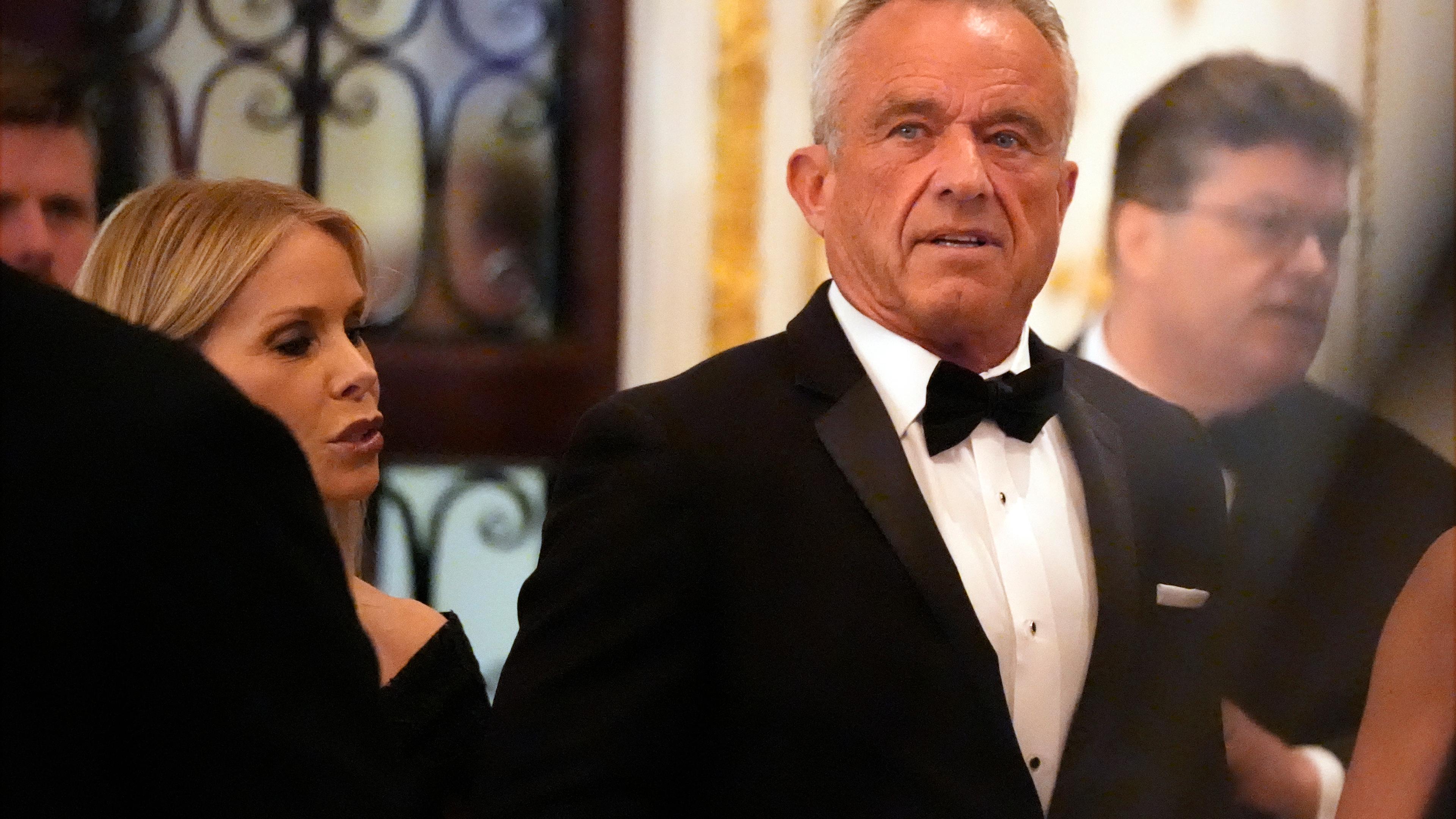 USA, Palm Beach: Robert F. Kennedy Jr. und seine Frau Cheryl Hines treffen ein, bevor der designierte US-Präsident Trump während einer Gala des America First Policy Institute in seinem Anwesen in Mar-a-Lago spricht.