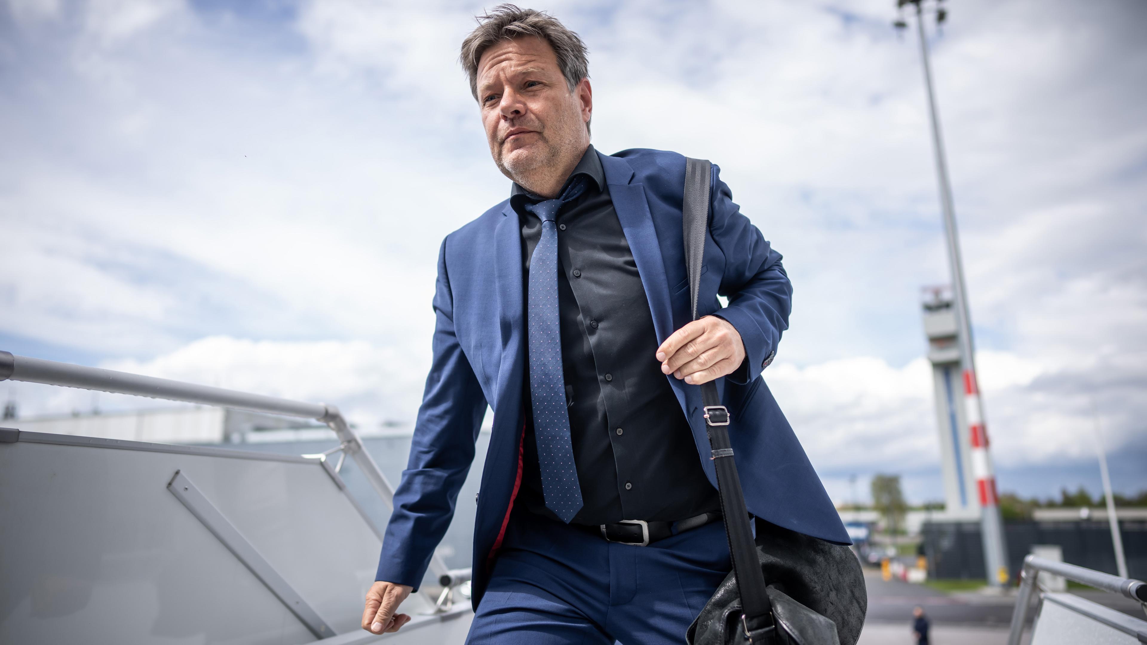 Archivfoto: Robert Habeck (Bündnis 90/Die Grünen), Bundesminister für Wirtschaft und Klimaschutz, steigt in ein Flugzeug der Bundesregierung