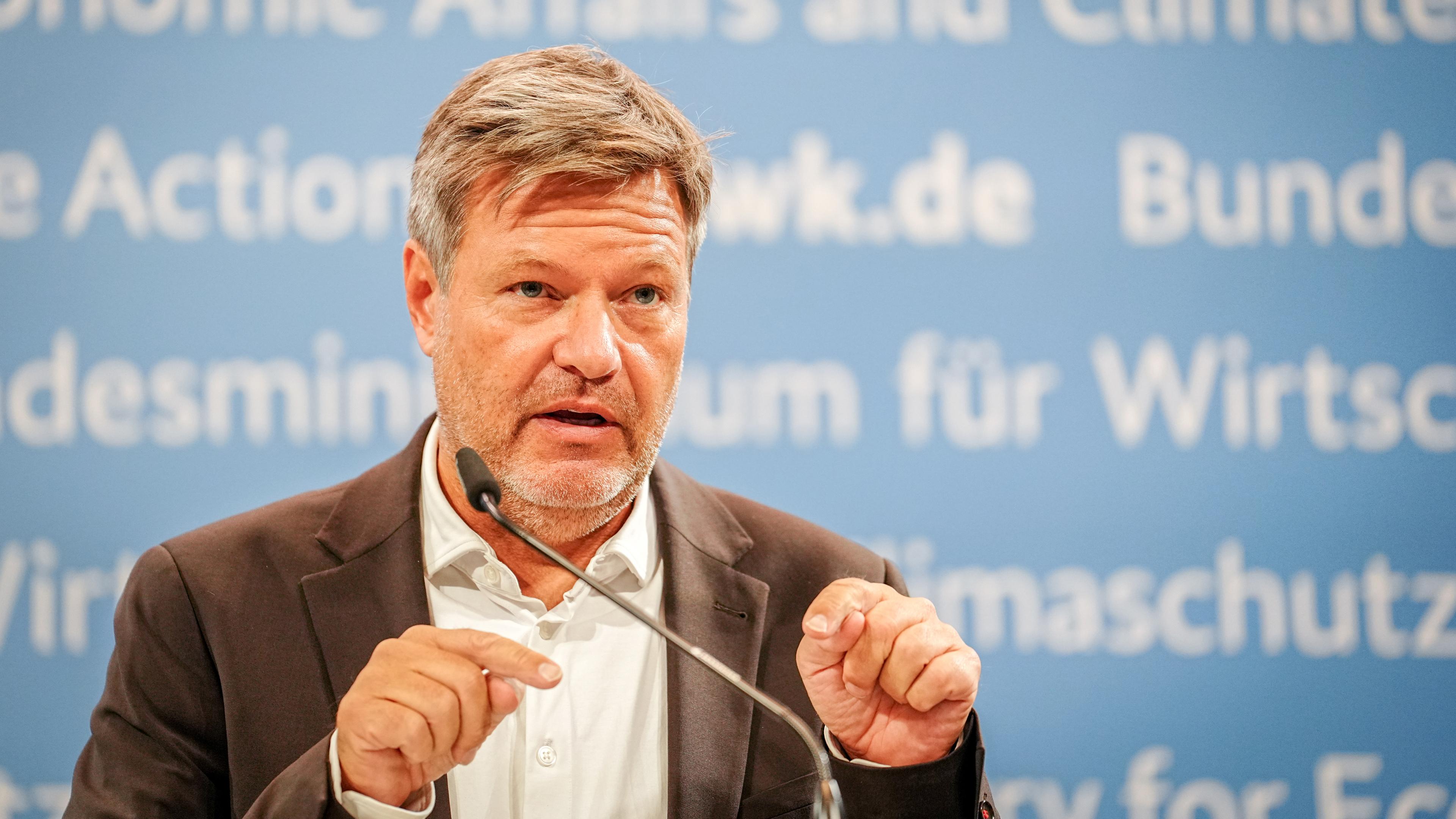 Berlin: Robert Habeck (Bündnis 90/Die Grünen), Bundesminister für Wirtschaft und Klimaschutz, gibt eine Pressekonferenz zur Bundesförderung Industrie und Klimaschutz.