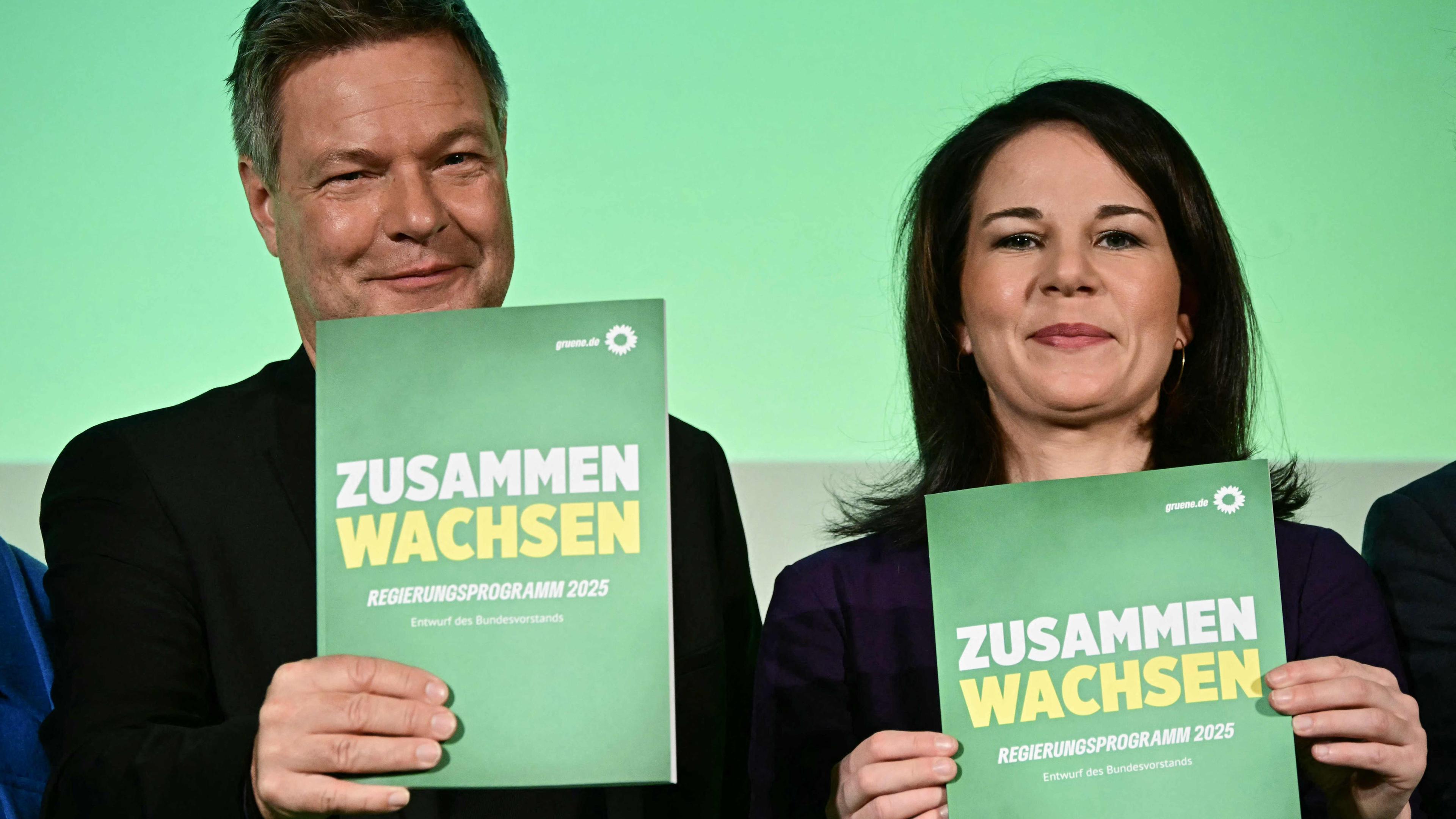 Robert Habeck und Annalena Baerbock stellen das Wahlprogramm der Partei Bündnis 90/Die Grünen vor