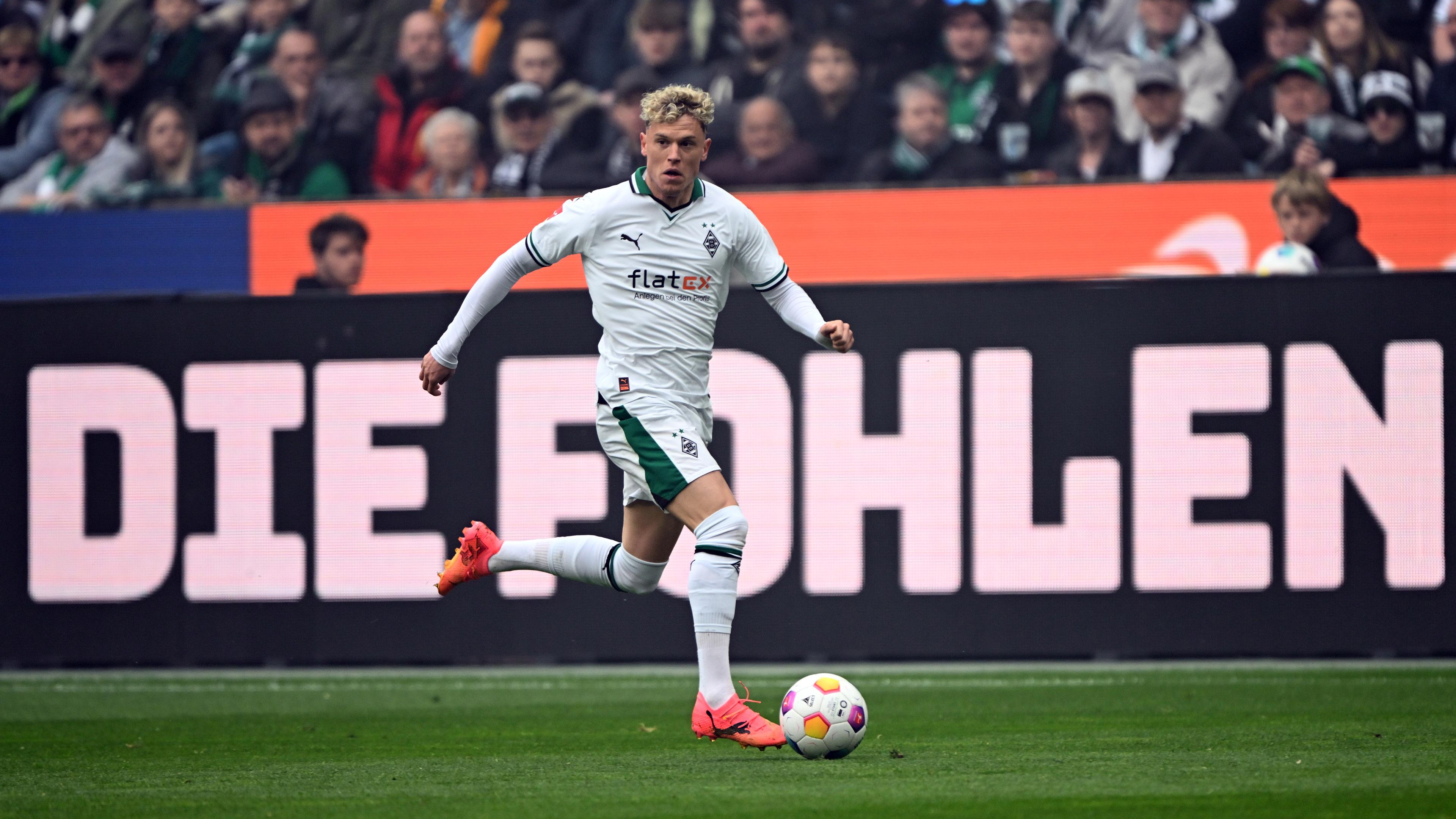 Nordrhein-Westfalen, Mönchengladbach: Fußball: Bundesliga, Borussia Mönchengladbach - 1. FC Union Berlin, 31. Spieltag, Stadion im Borussia-Park. Mönchengladbachs Robin Hack spielt den Ball.