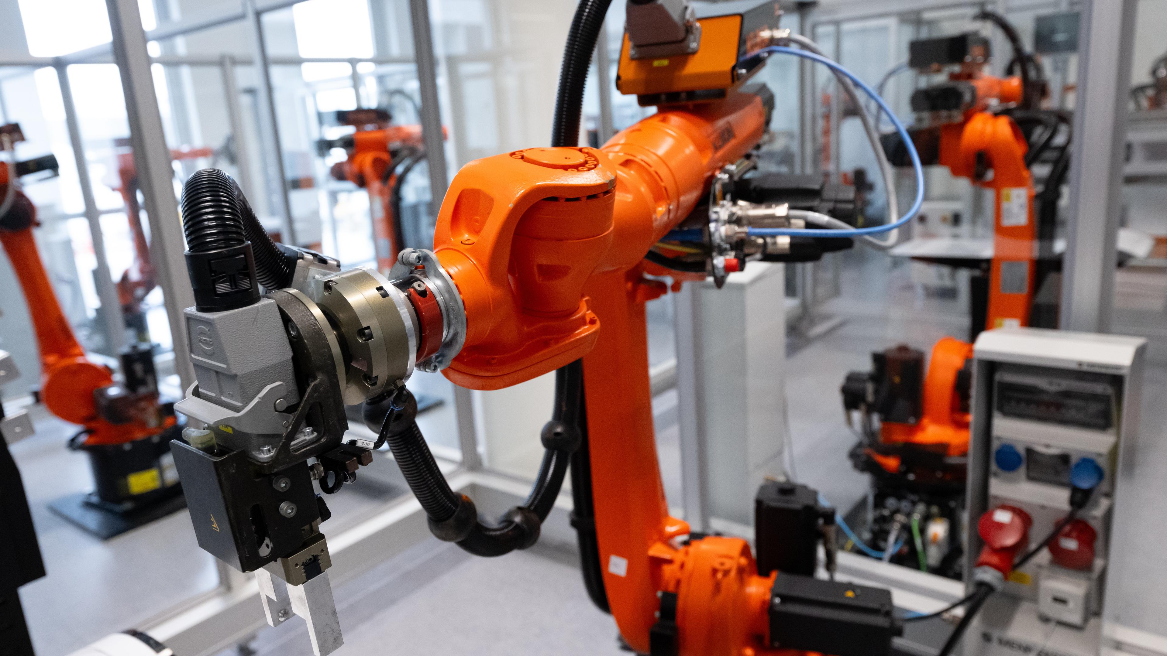  Augsburg: Roboter von Kuka sind im Ausbildungszentrum zu sehen.