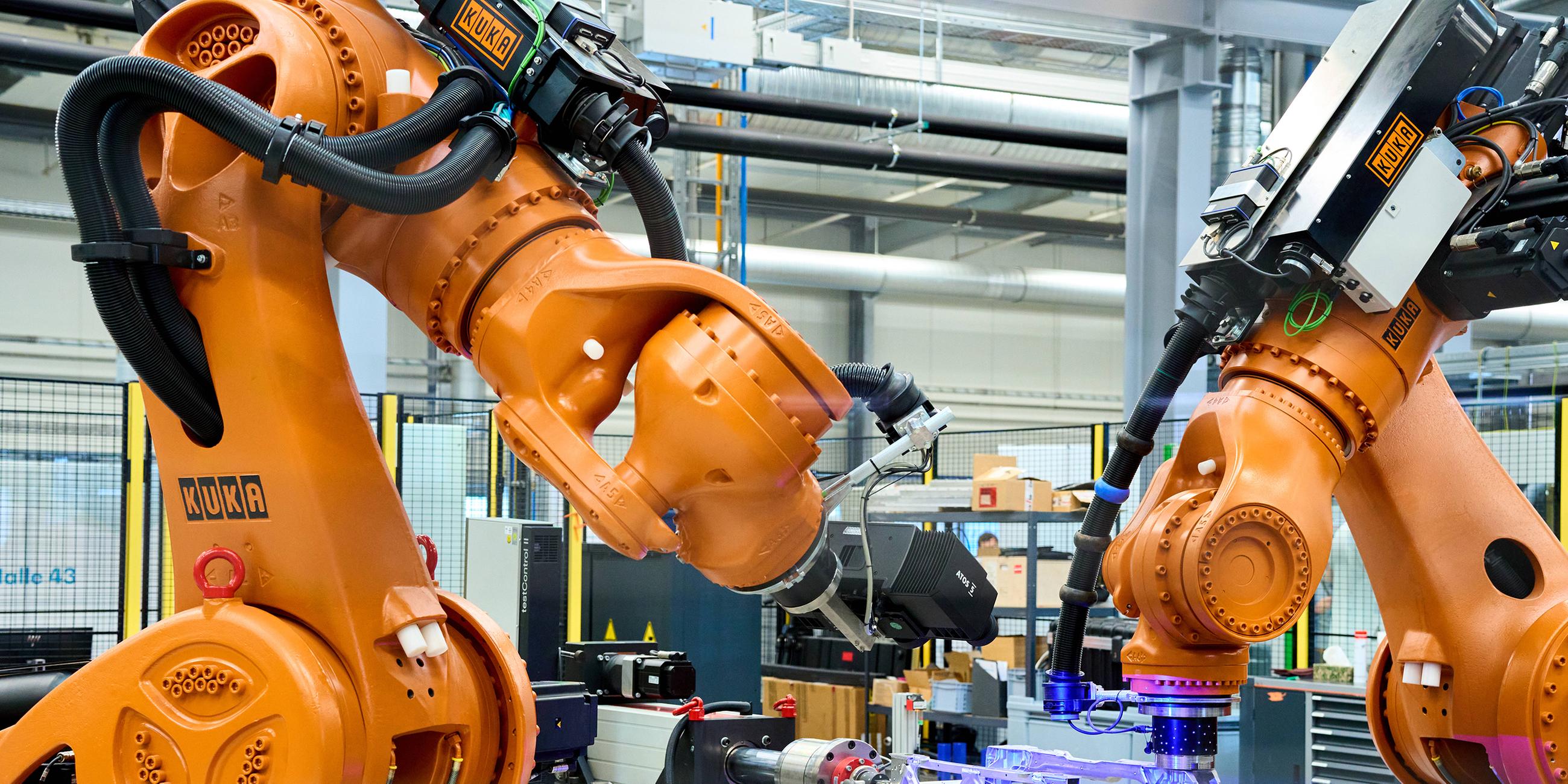 Industrieroboter ausgestellt in einer KI-Forschungshalle an der Universität Augsburg