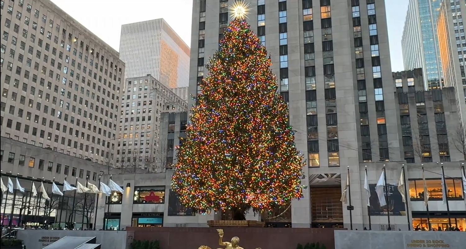 Ein großer Christbaum steht vor dem Rockefeller Center in New York City.