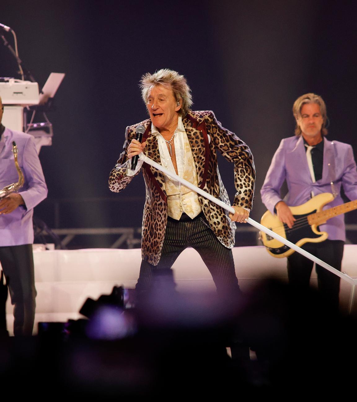 Es ist Rod Stewart live auf der Bühne zu sehen.