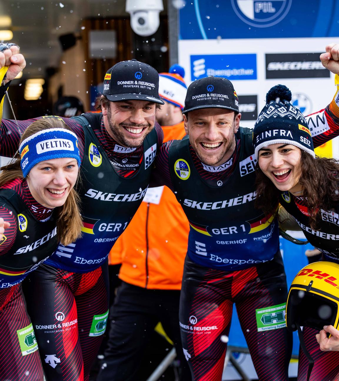 Deutschlands Cheyenne Rosenthal, Jessica Degenhardt, Tobias Wendl und Tobias Arlt jubeln zum Sieg beim mixed Doppelsitzer am 26.01.2025.