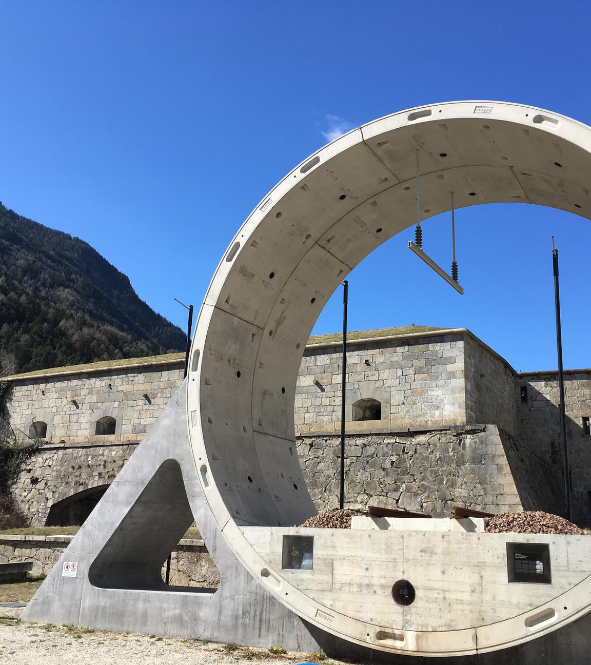 Röhrenteil vor dem Informationszentrum des Brenner