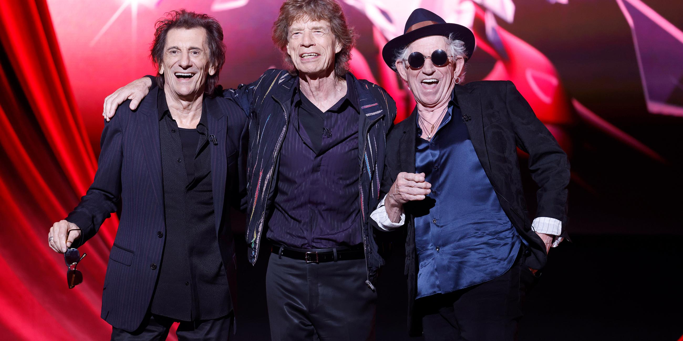 Keith Richards, Ronnie Wood und Mick Jagger auf einer Bühne