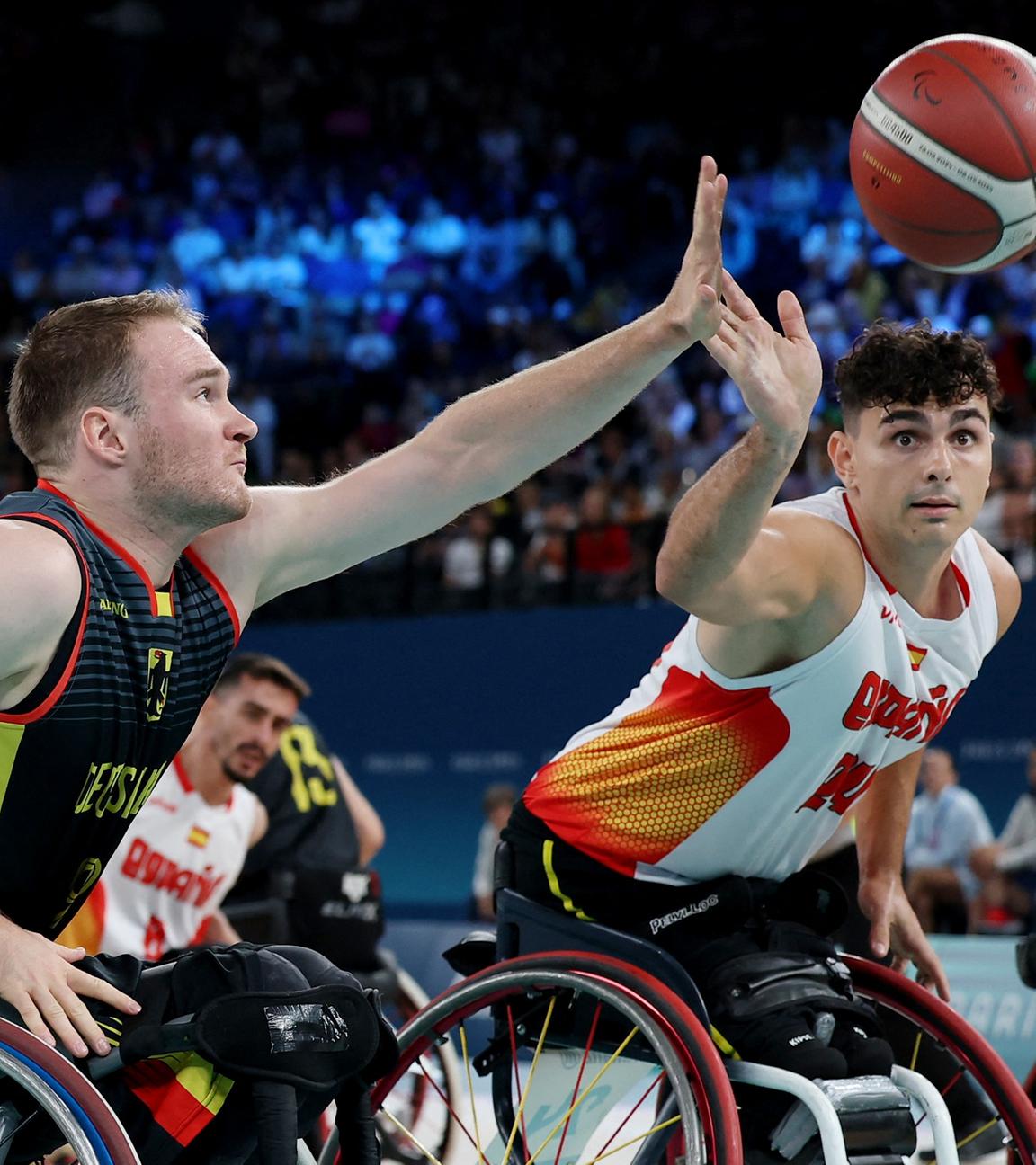 Lukas Glossner aus Deutschland in Aktion gegen Ignacio Ortega aus Spanien.