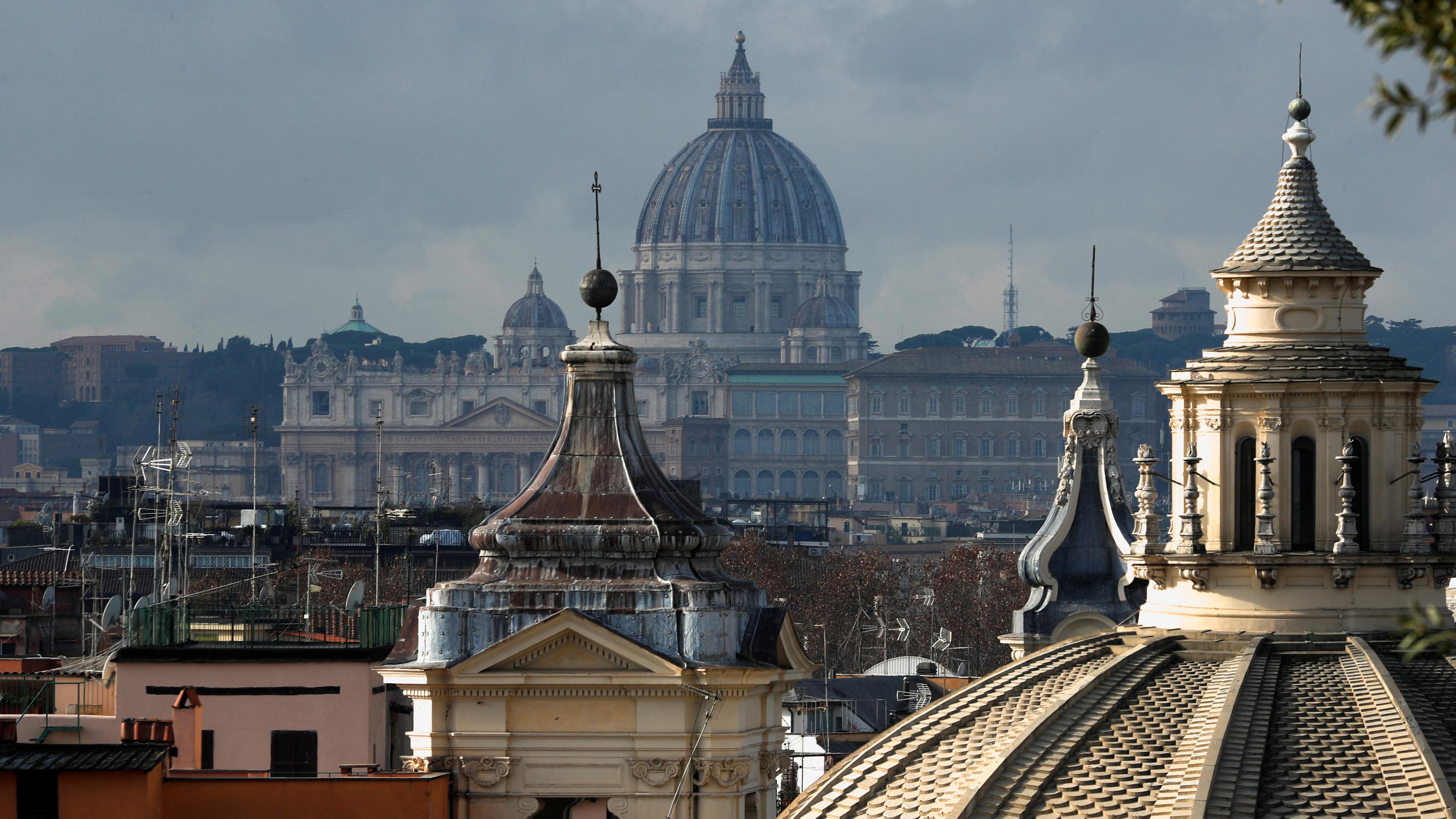 Ein Blick auf den Petersdom in Rom, Italien aus der Ferne.