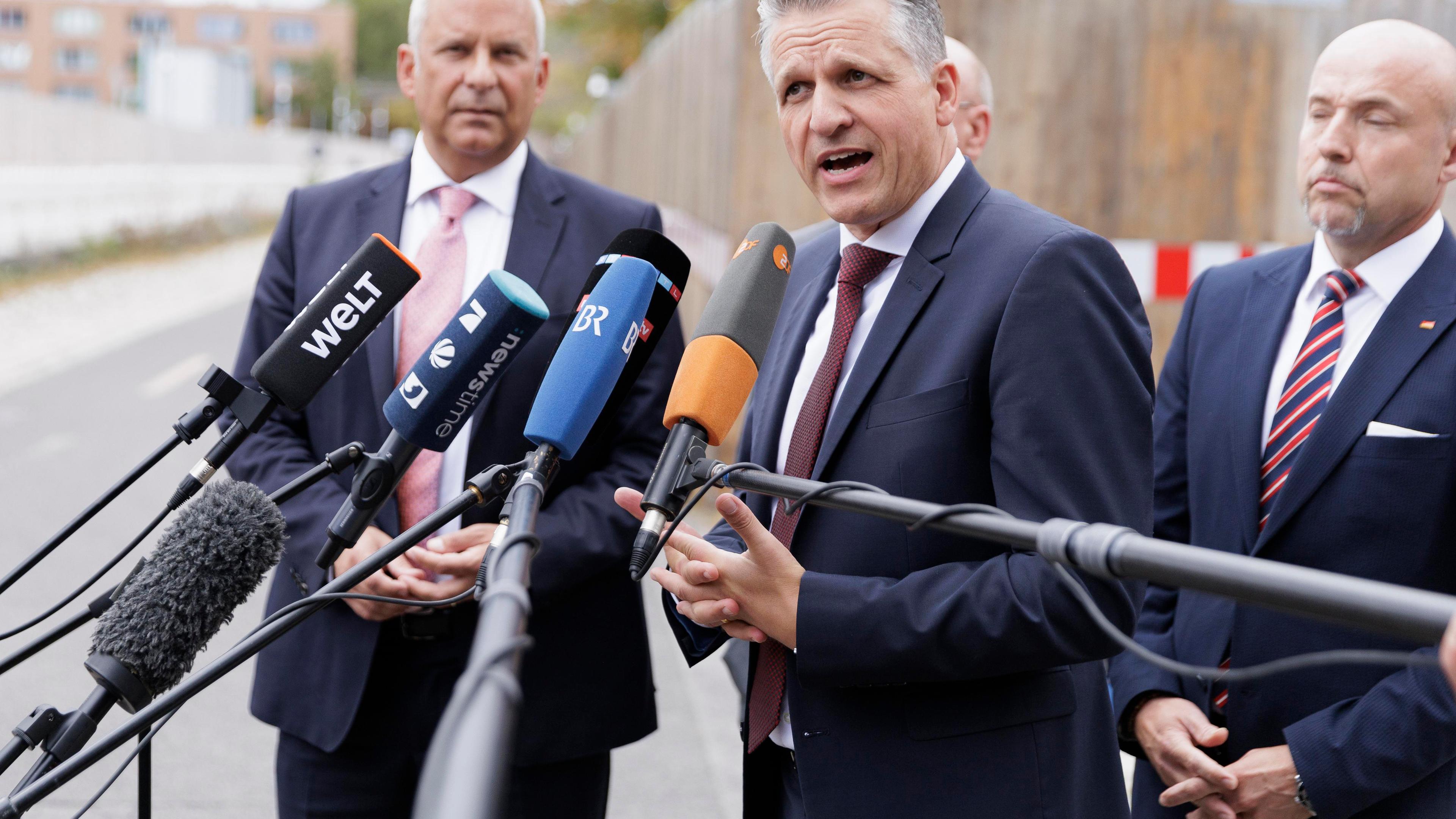 Berlin: Hessens Innenminister Roman Poseck (l-r, CDU), Thorsten Frei (CDU), Erster Parlamentarischer Geschäftsführer der CDU/CSU-Bundestagsfraktion, und Alexander Hoffmann, CDU/CSU- Fraktion, sprechen zu Medienvertretern vor den Gesprächen der Ampel-Koalition mit Union und Ländern zur Migrationspolitik.