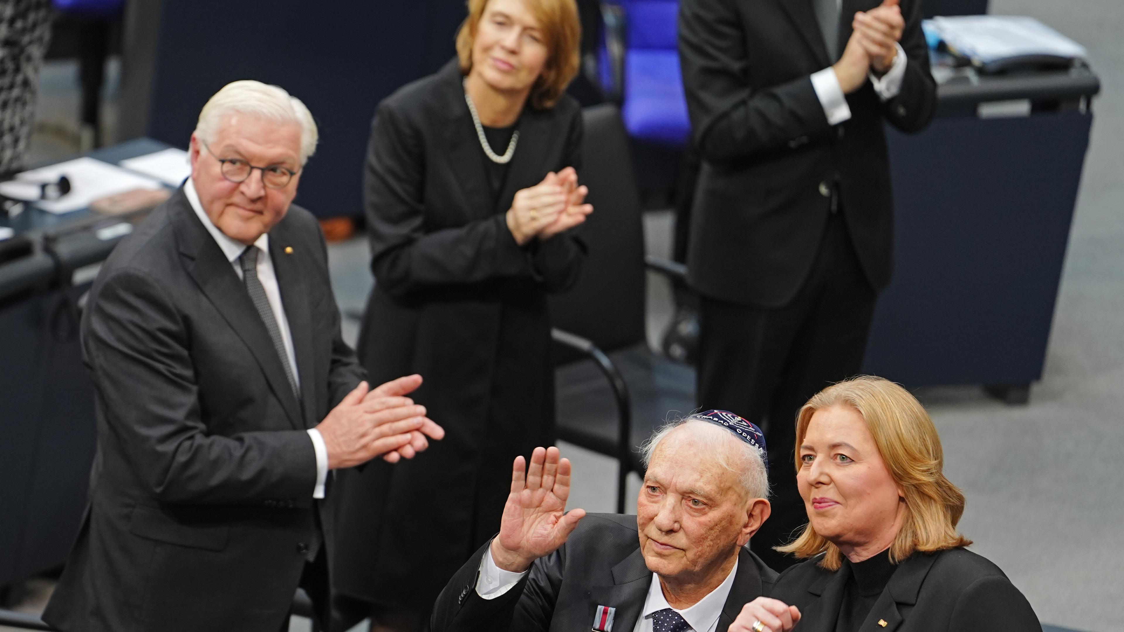 Berlin: Roman Schwarzman, Holocaustüberlebender, steht nach seiner Rede im Plenum des Bundestages zwischen Bundespräsident Frank-Walter Steinmeier und Bundestagspräsidentin Bärbel Bas (SPD).