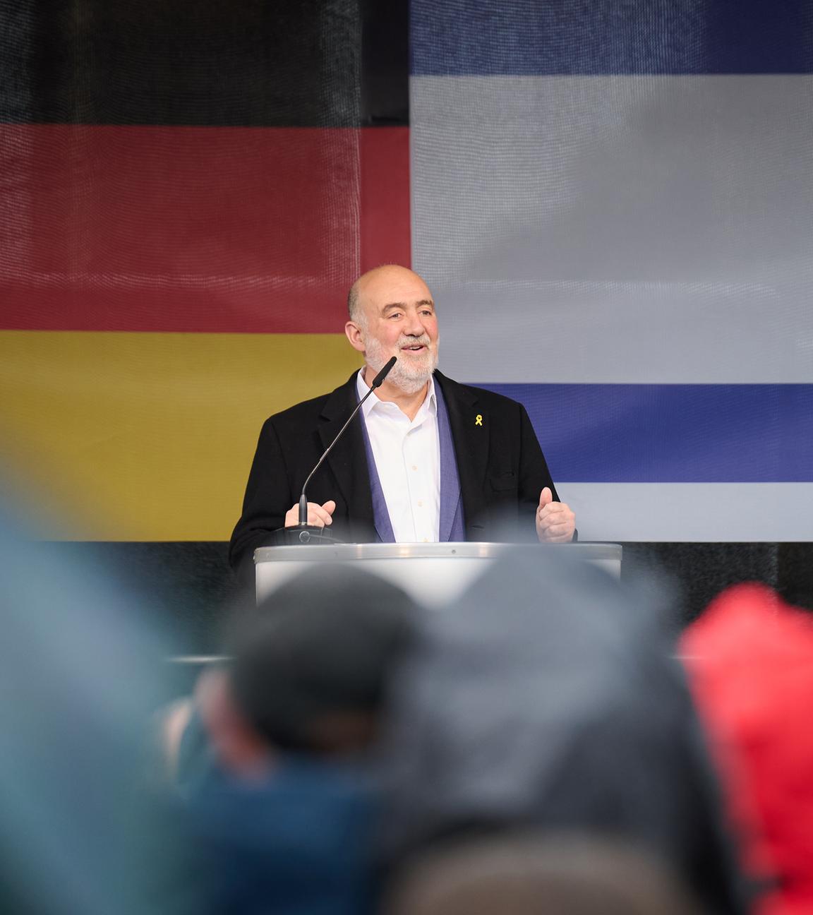 Berlin: Ron Prosor, Botschafter Israels in Deutschland, spricht auf der Solidaritätskundgebung ·Deutschland an der Seite Israels "Am Israel chai!" am Brandenburger Tor.