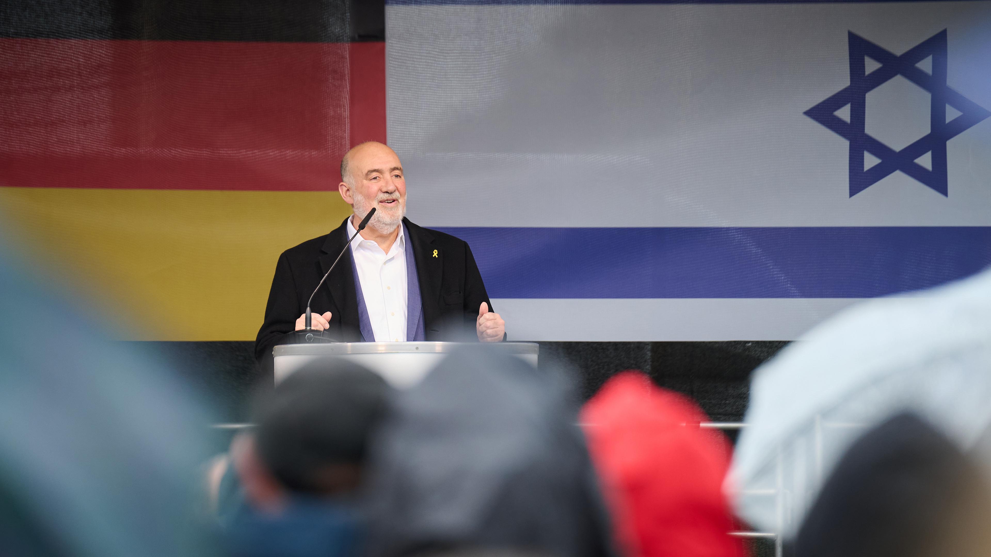 Berlin: Ron Prosor, Botschafter Israels in Deutschland, spricht auf der Solidaritätskundgebung ·Deutschland an der Seite Israels "Am Israel chai!" am Brandenburger Tor.