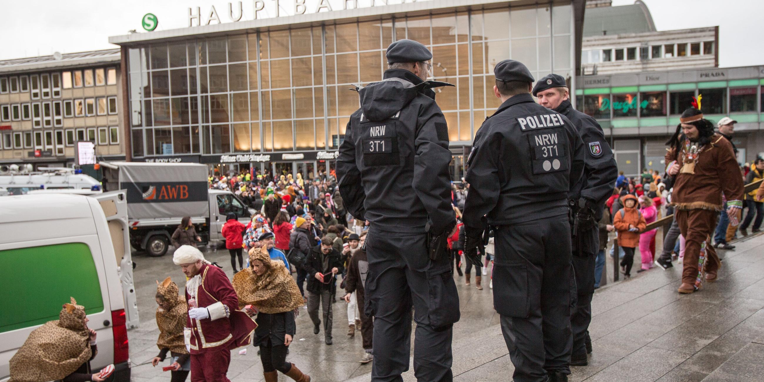 Rosenmontag am Kölner Hauptbahnhof, Archivbild