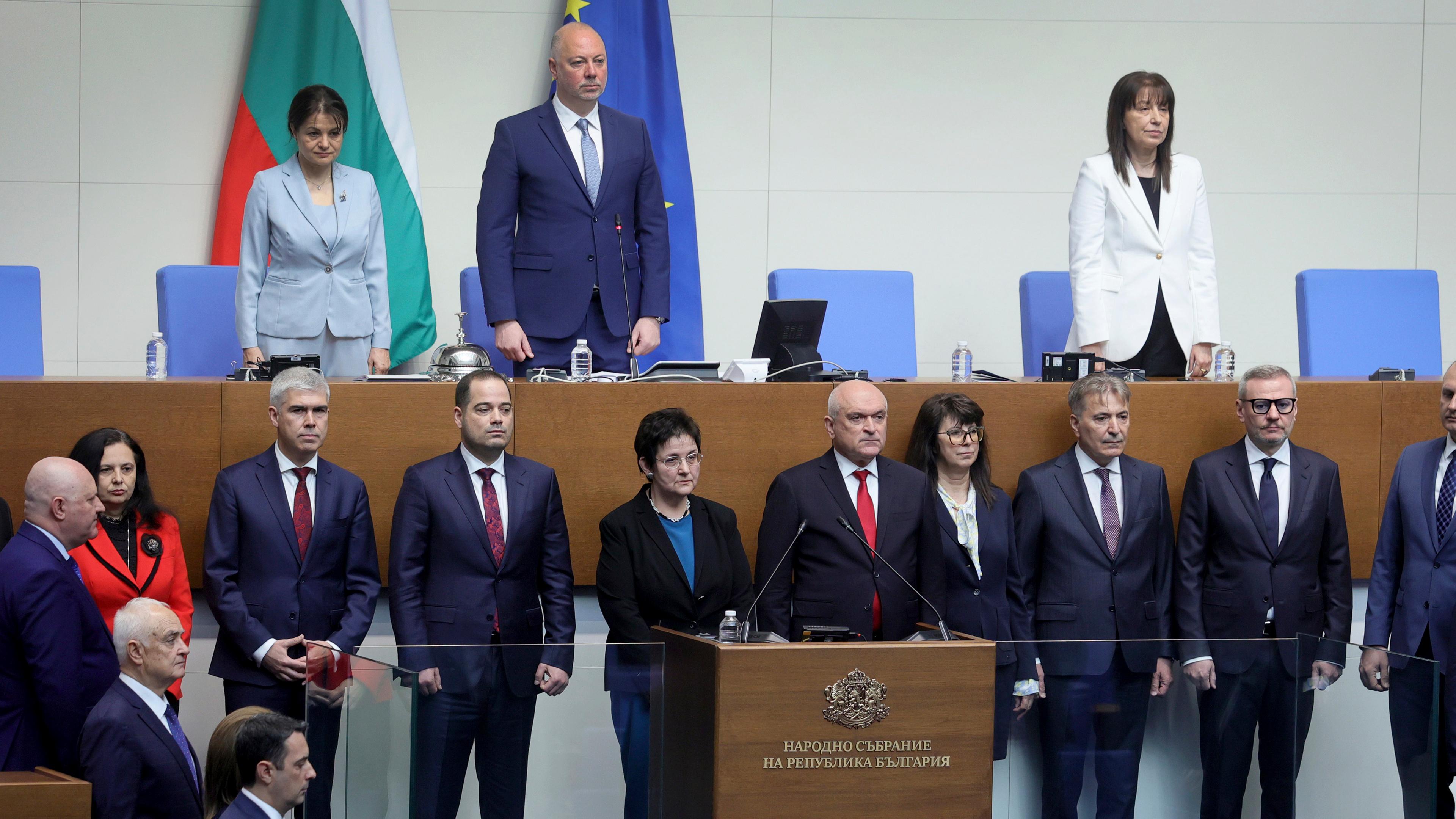 Bulgarien, Sofia: Der Präsident des bulgarischen Parlaments, Rossen Scheljaskow (oben Mitte), ist der neue Ministerpräsident des Landes.