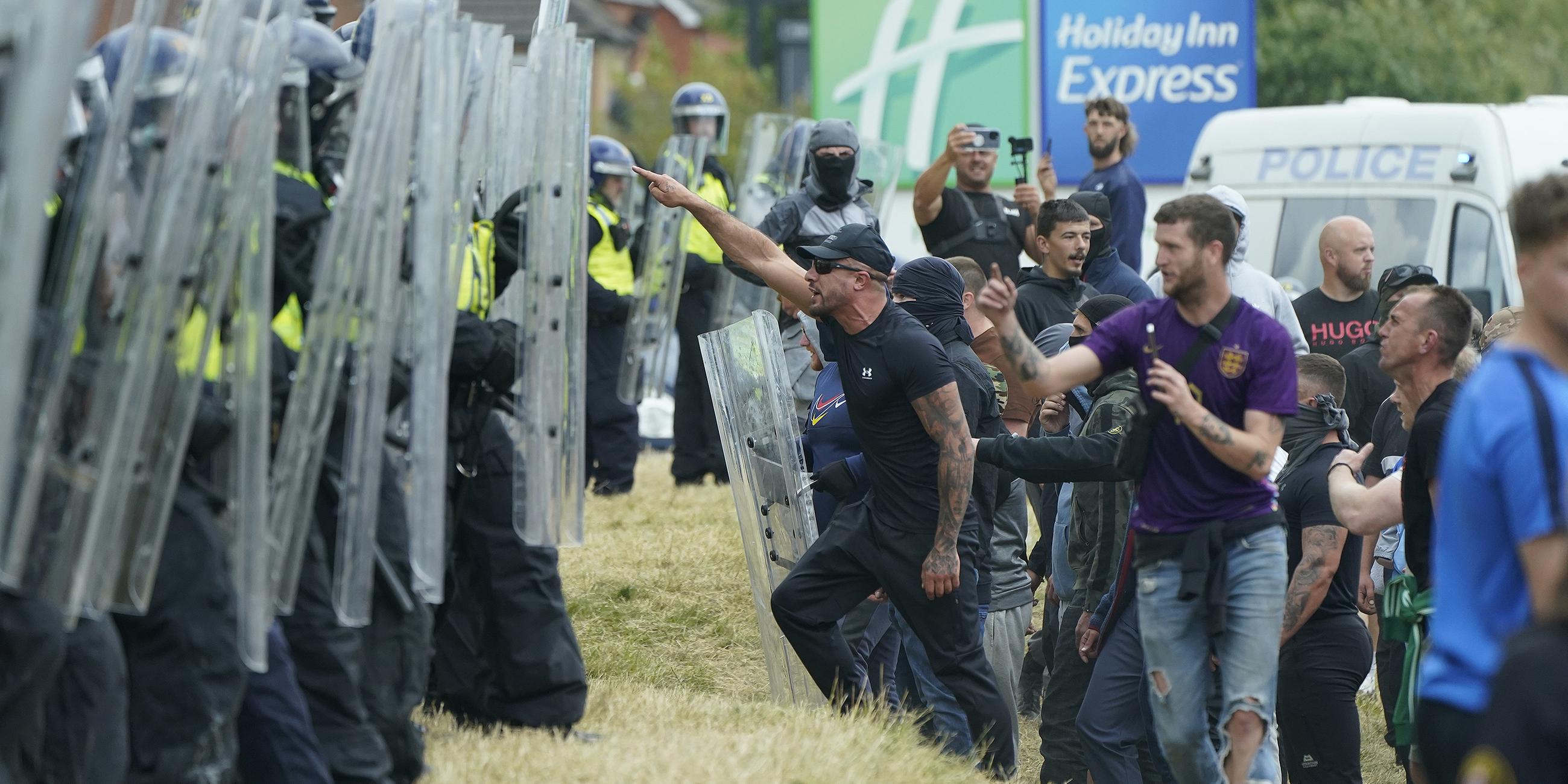 Polizisten und Demonstranten stehen sich in Rotherham gegenüber