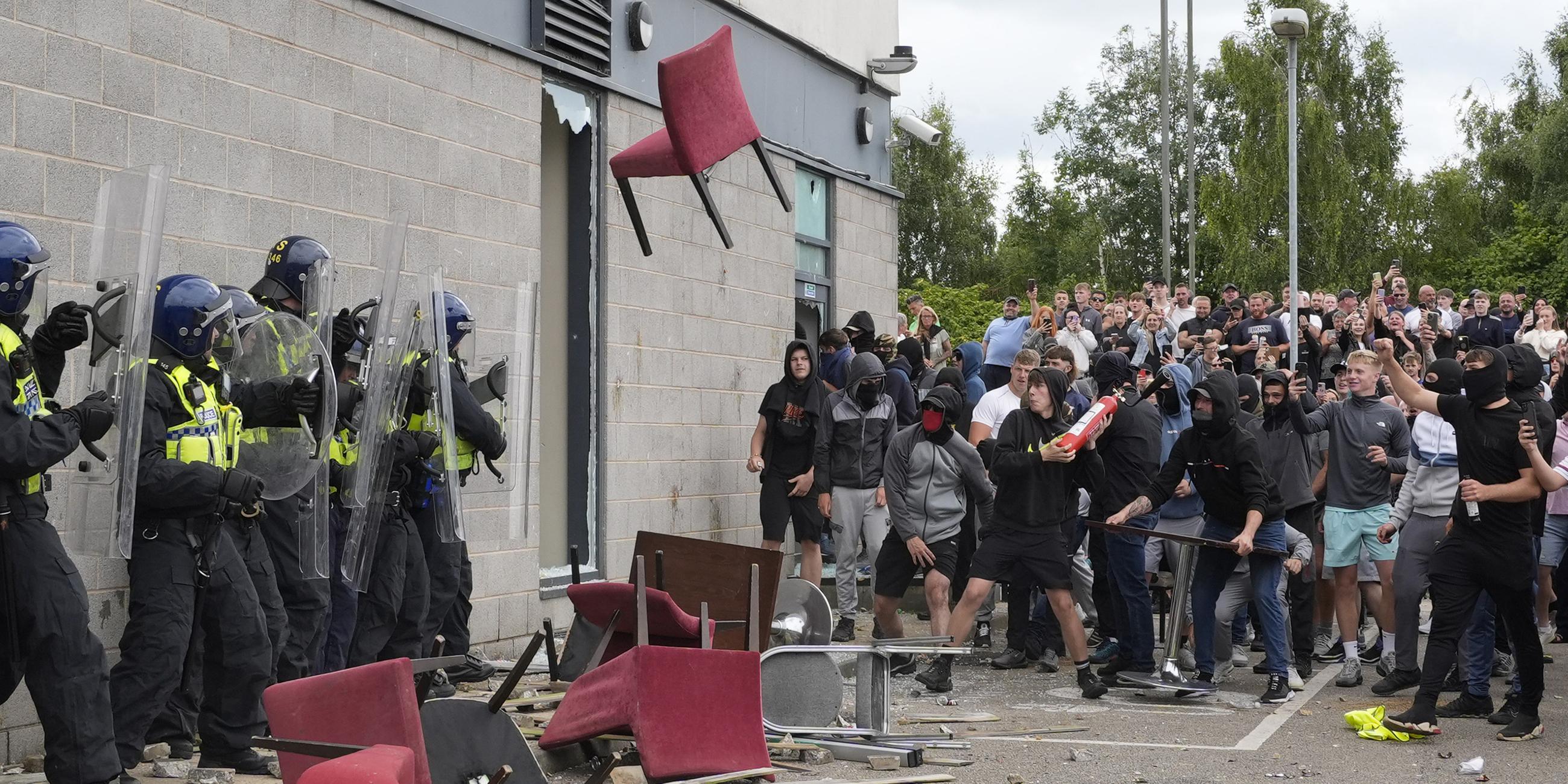 Demonstranten werfen Stuhl auf Polizisten in Rotherham