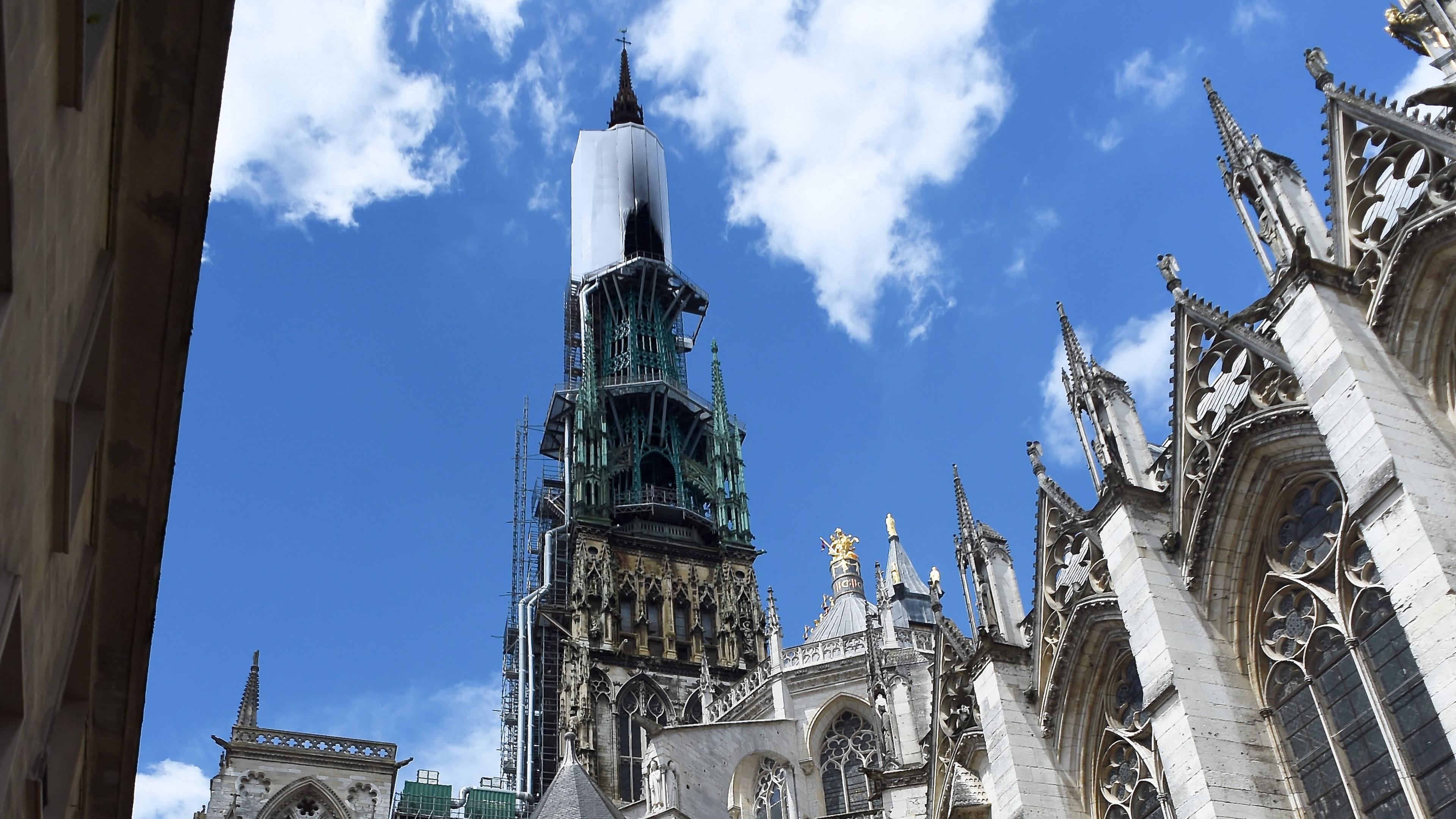 Feuer im Turm der Kathedrale von Rouen