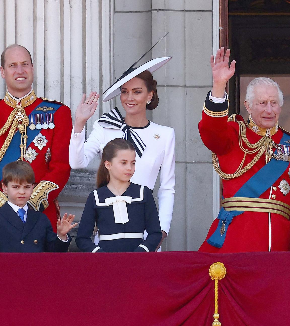 Die königliche Familie Großbritanniens auf dem Balkon des Buckingham Palastes