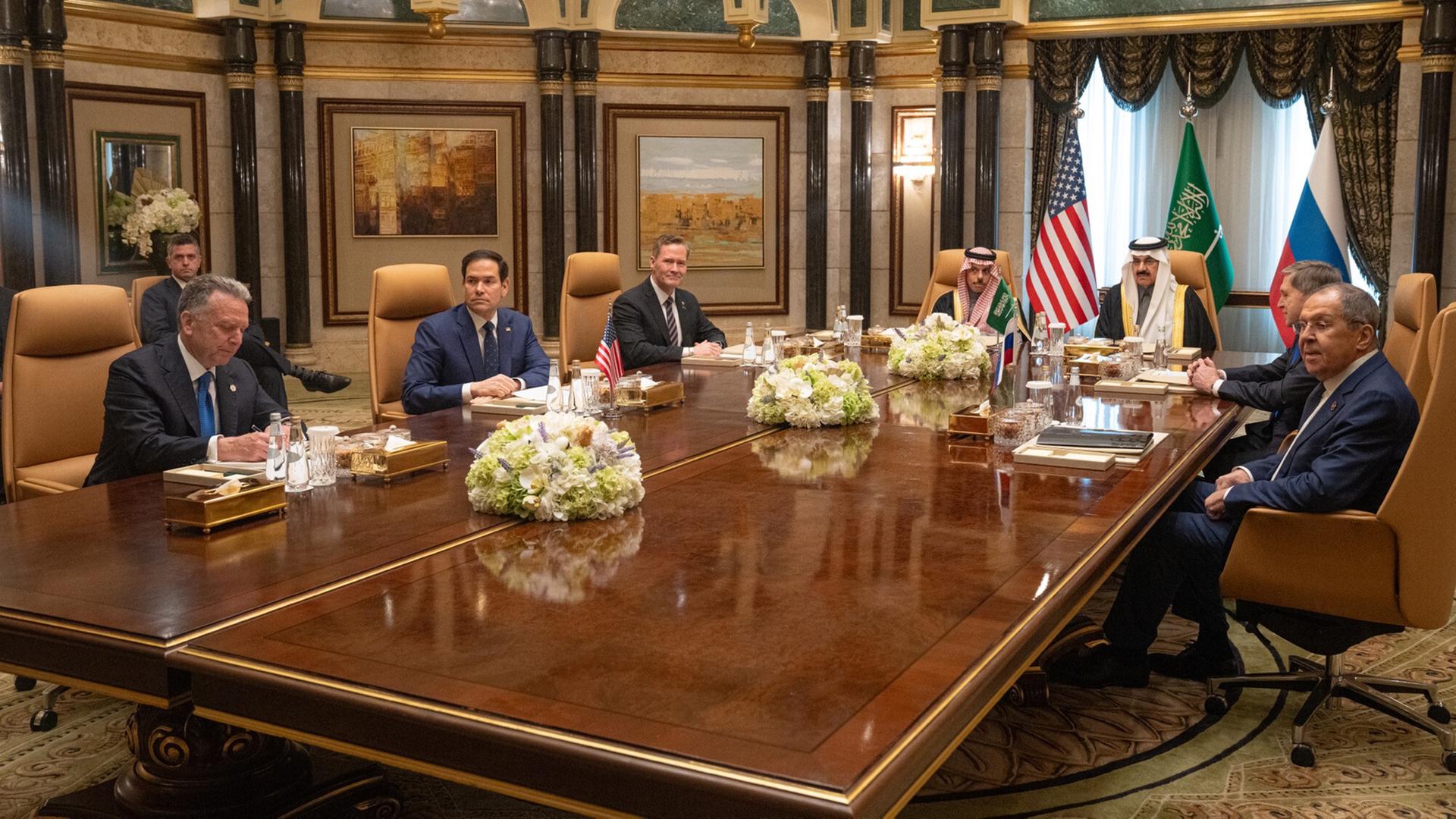 Minister Marco Rubio, von links mit dem US-Gesandten für den Nahen Osten Steve Witkoff, dem nationalen Sicherheitsberater Mike Waltz, dem saudi-arabischen Außenminister Prinz Faisal bin Farhan al-Saud, dem nationalen Sicherheitsberater Mosaad bin Mohammad al-Aiban, dem außenpolitischen Berater des russischen Präsidenten Juri Uschakow und dem russischen Außenminister Sergej Lawrow nehmen gemeinsam an einem Treffen im Diriyah-Palast in Riad, Saudi-Arabien, teil