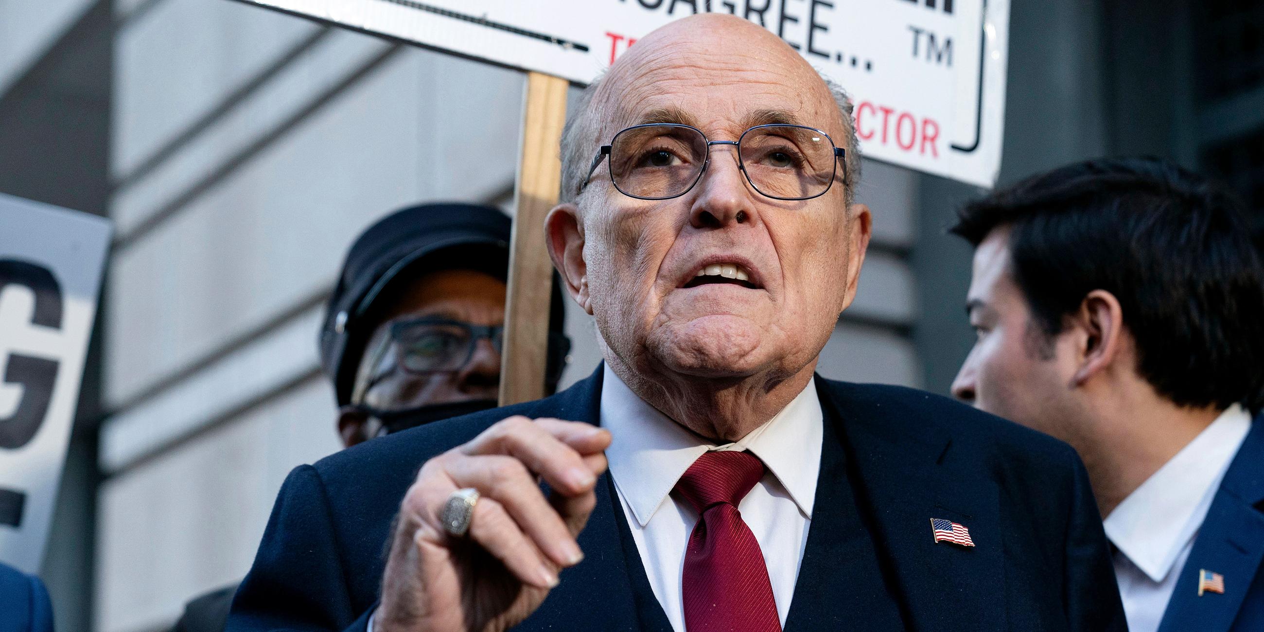 Rudy Giuliani, ehemaliger Bürgermeister von New York, spricht während einer Pressekonferenz vor dem Bundesgericht in Washington, aufgenommen am 15.12.2023