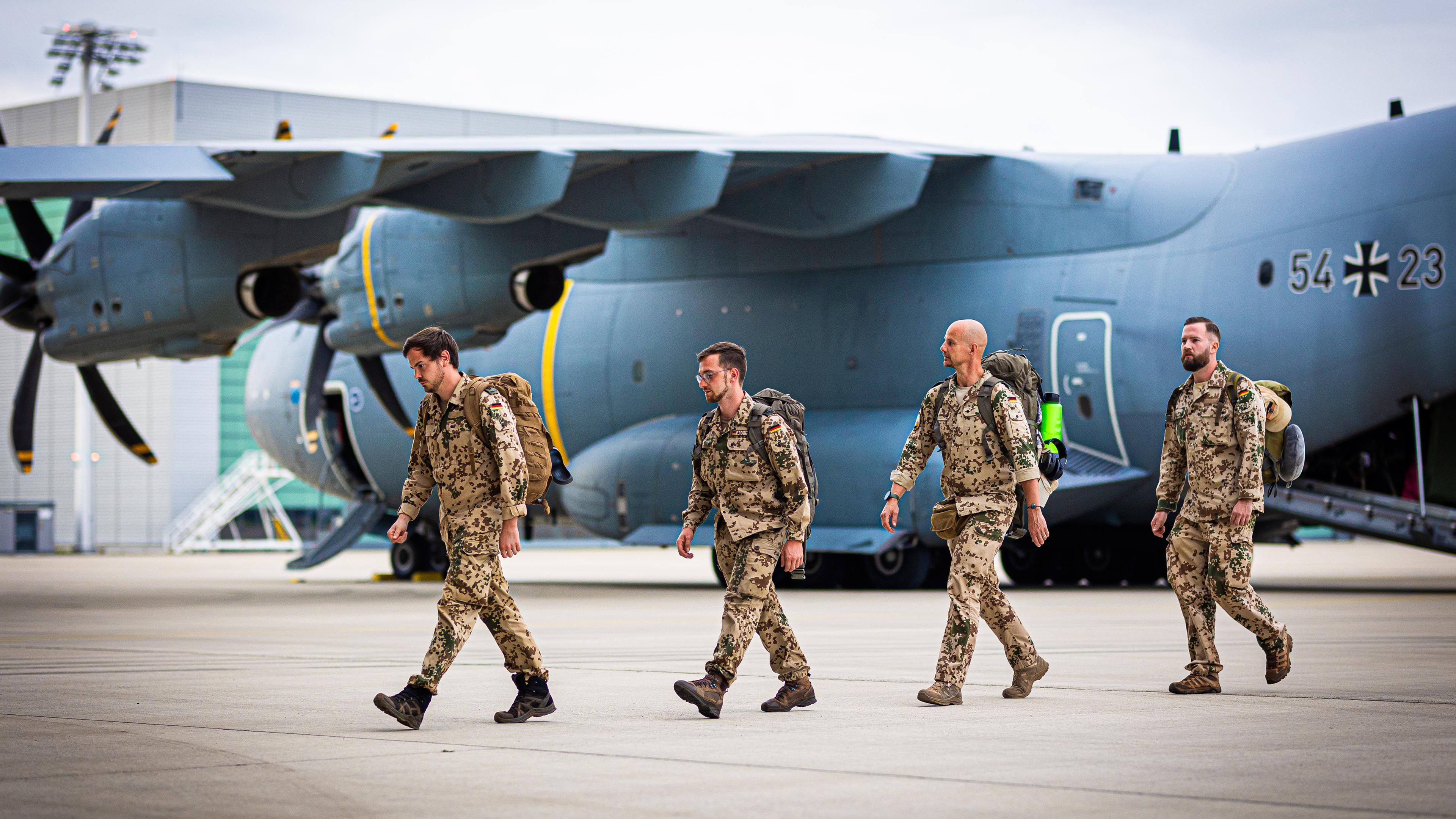 Niedersachsen, Wunstorf: Bundeswehr-Soldaten verlassen am Abend ein Transportflugzeug vom Typ Airbus A400M der Luftwaffe.