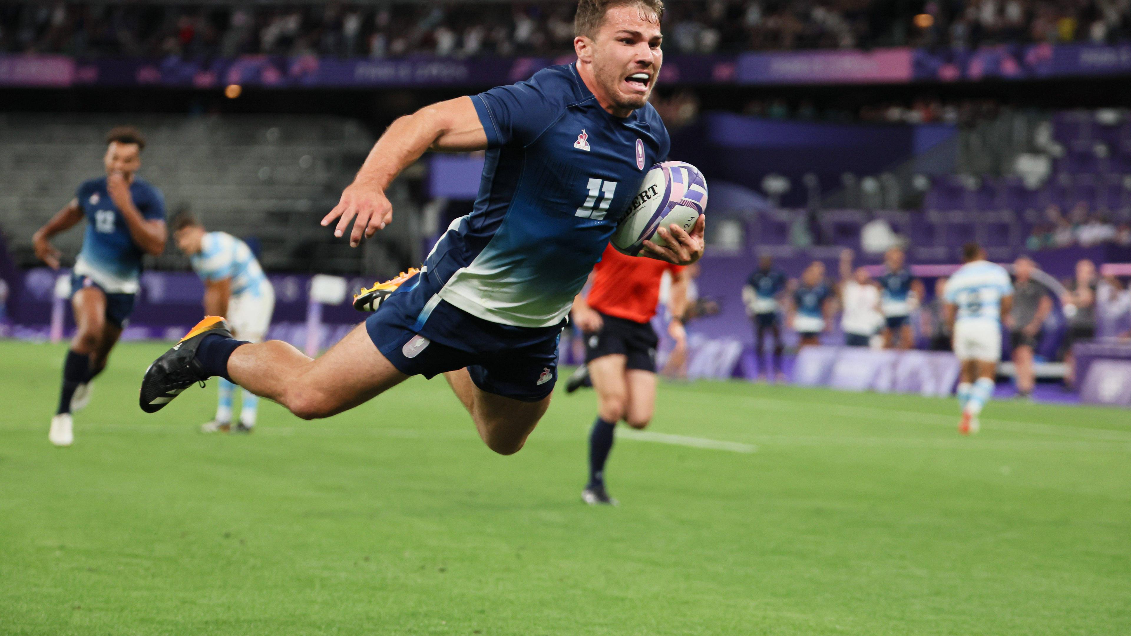 Frankreichs Rugby-Star Antoine Dupont in Aktion im Olympischen Viertelfinale in Paris